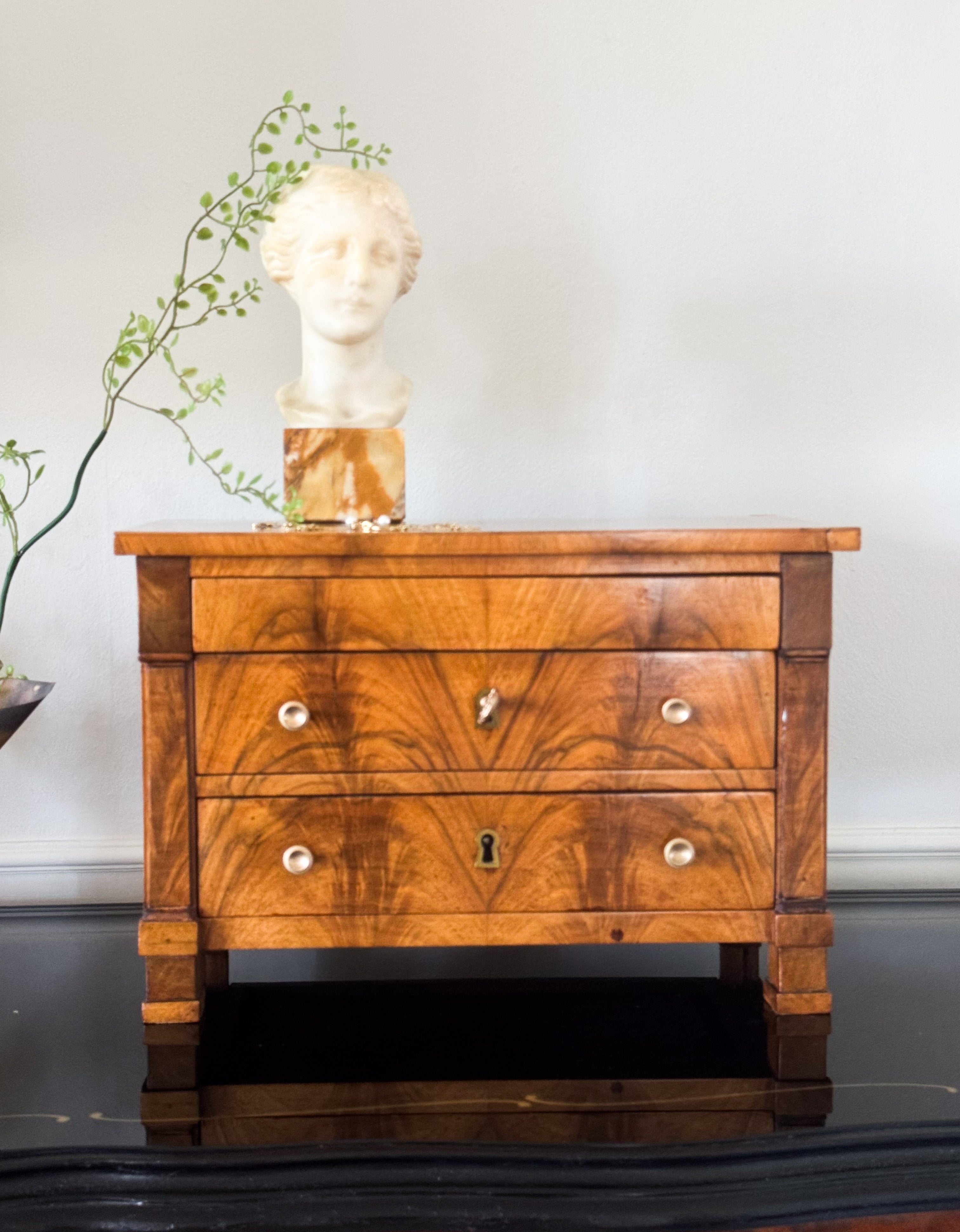 ANTIKE BIEDERMEIER MODELLKOMMODE MINIATURKOMMODE Schmuckstück