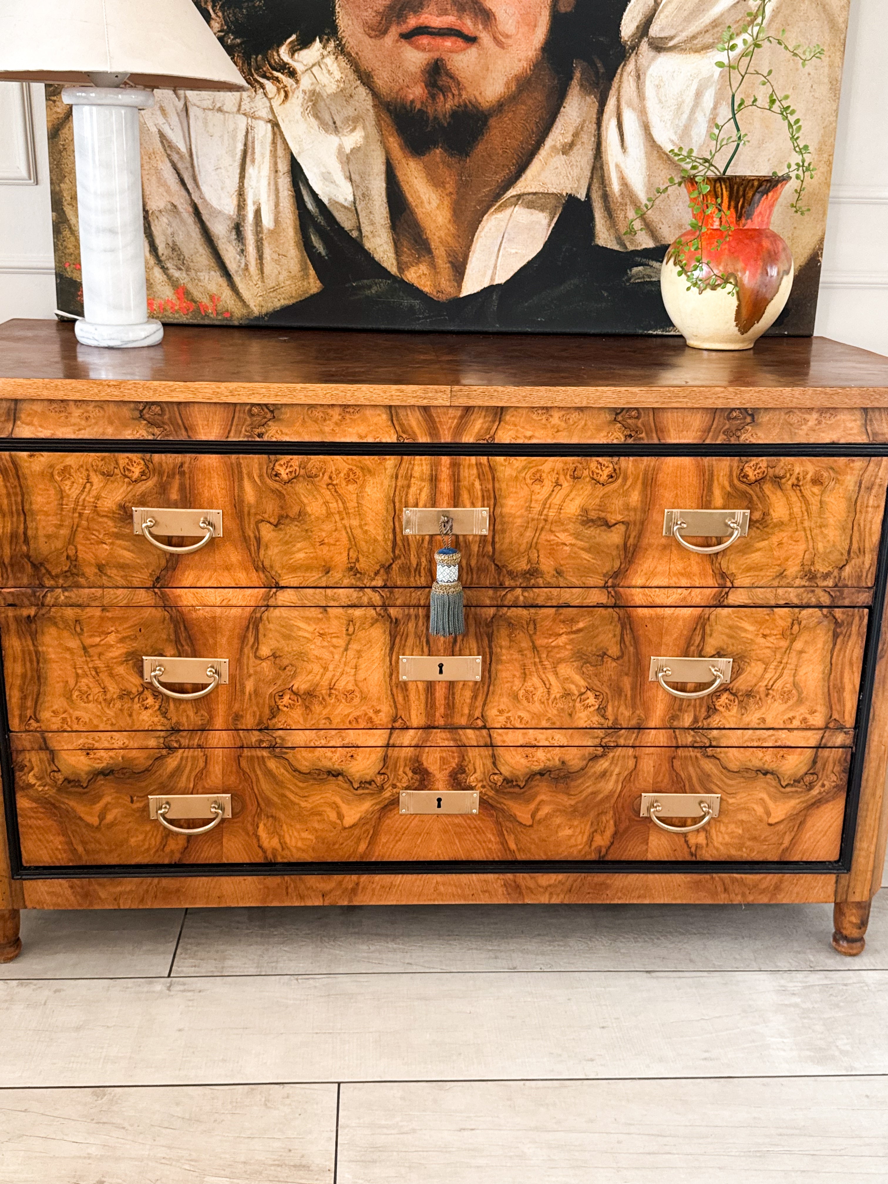 ANTIKE FRANZÖSISCHE KOMMODE AUS NUSSBAUM