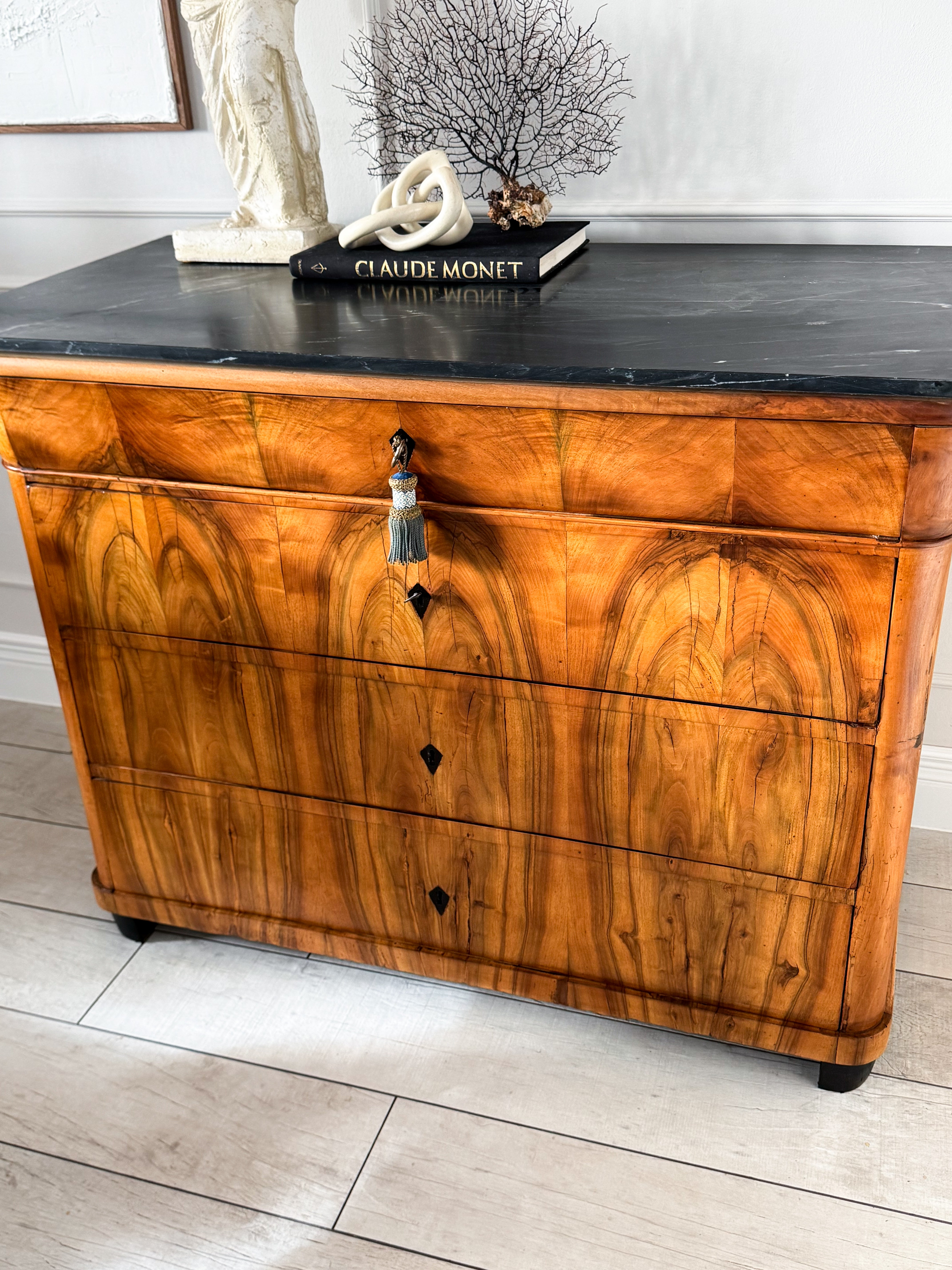 FEINE ANTIKE BIEDERMEIER KOMMODE MIT MARMORPLATTE NUSSBAUM