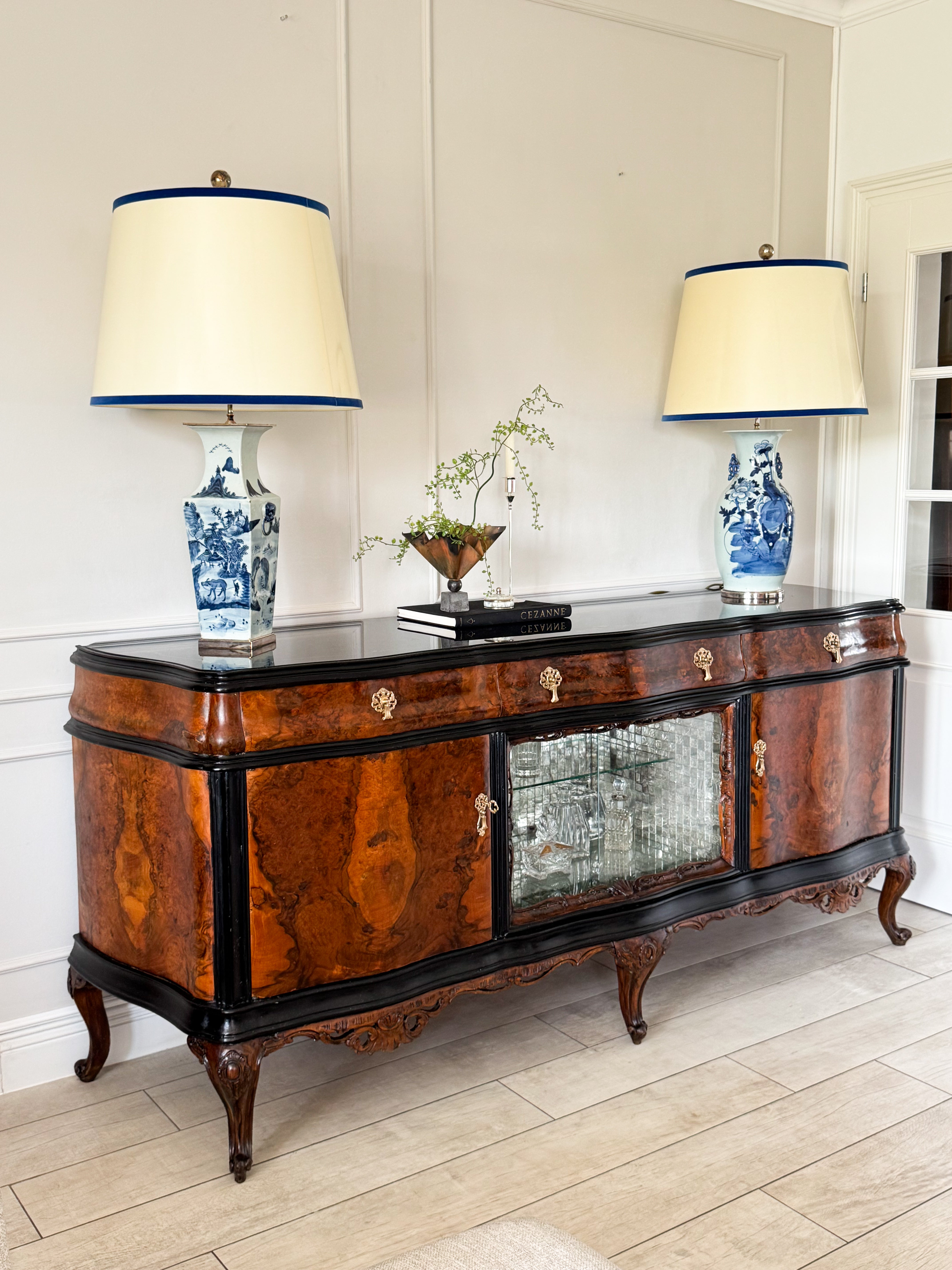 AUSGEFALLENES ANTIKES SIDEBOARD MIT BAR