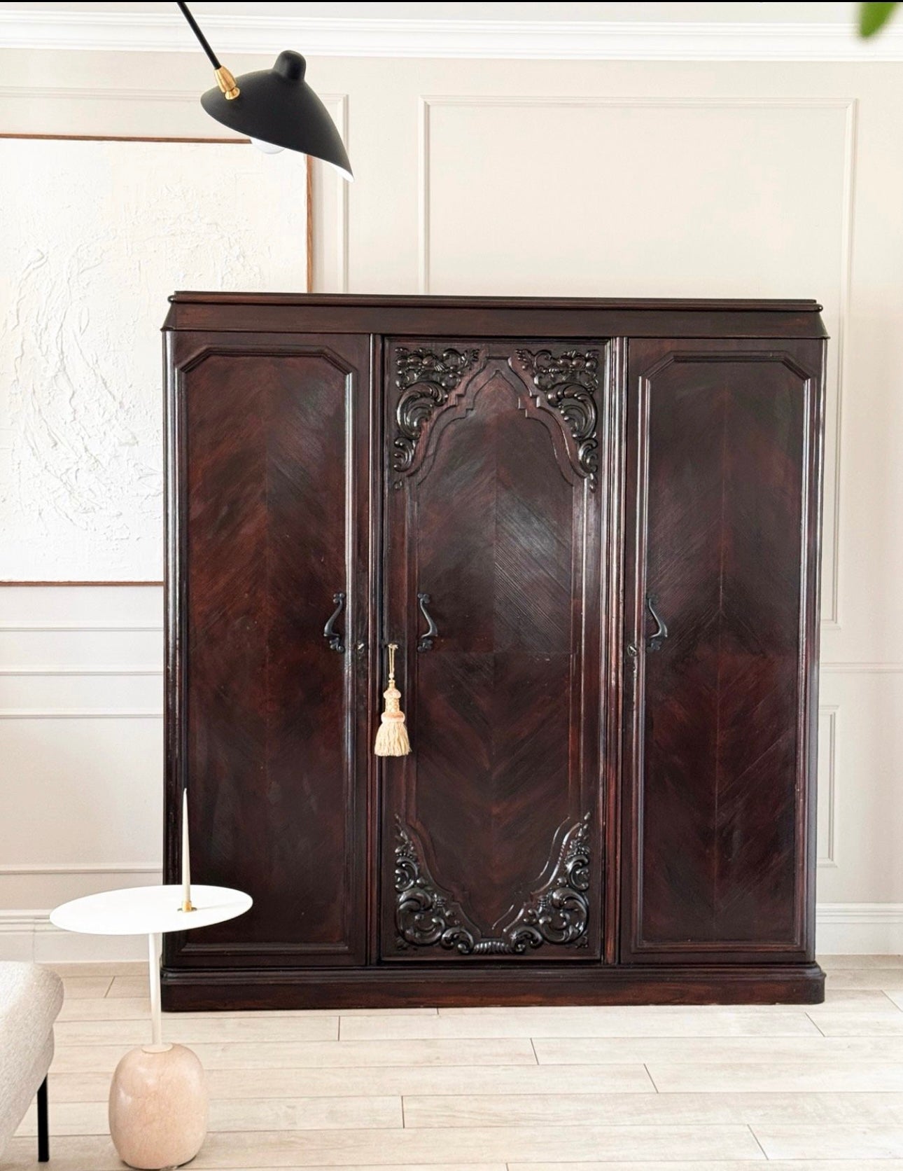 ANTIKER SCHRANK MIT SCHÖNEN DETAILS KLASSISCH UND ELEGANT