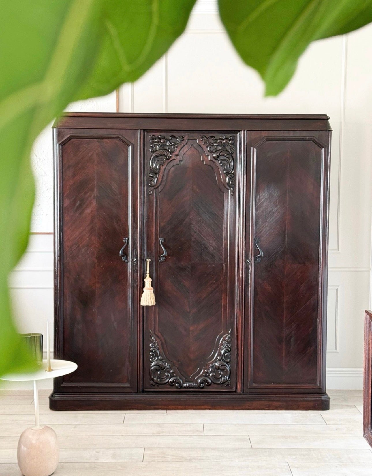 ANTIKER SCHRANK MIT SCHÖNEN DETAILS KLASSISCH UND ELEGANT