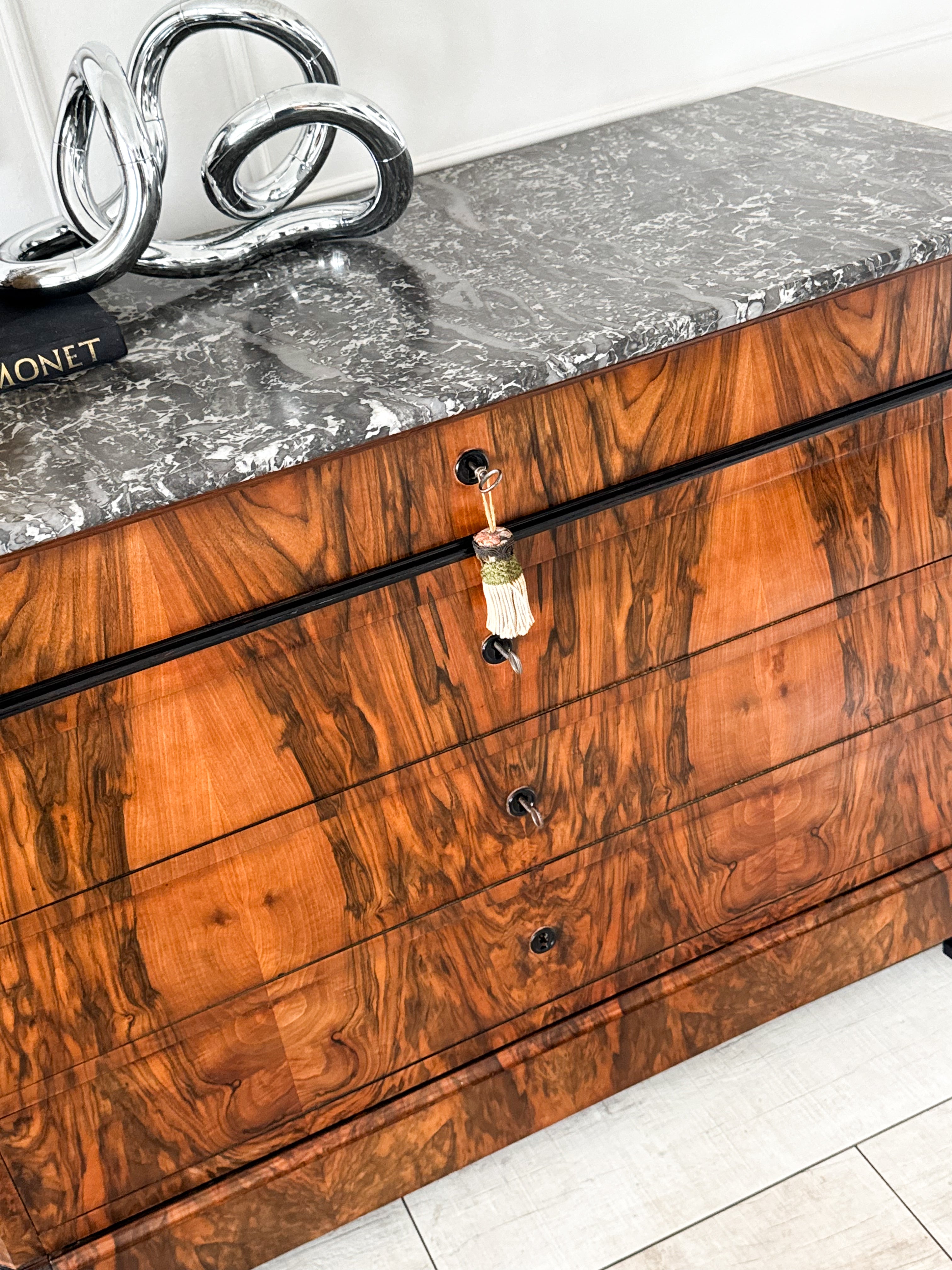 ANTIKE FRANZÖSISCHE KOMMODE AUS NUSSBAUM MIT MARMORPLATTE