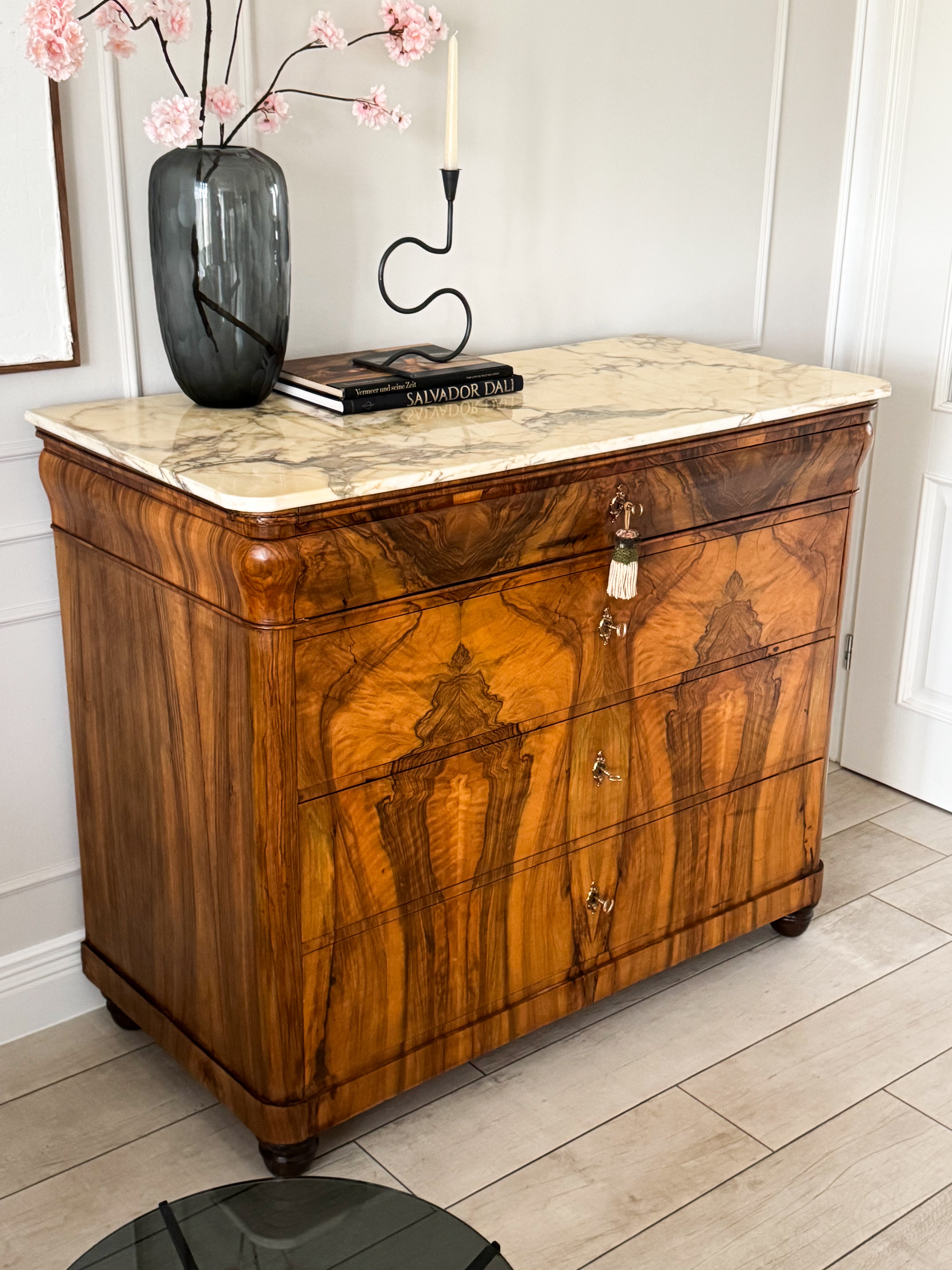 ANTIKE BIEDERMEIER KOMMODE MIT MARMORPLATTE NUSSBAUM SCHÖNE MASERUNG