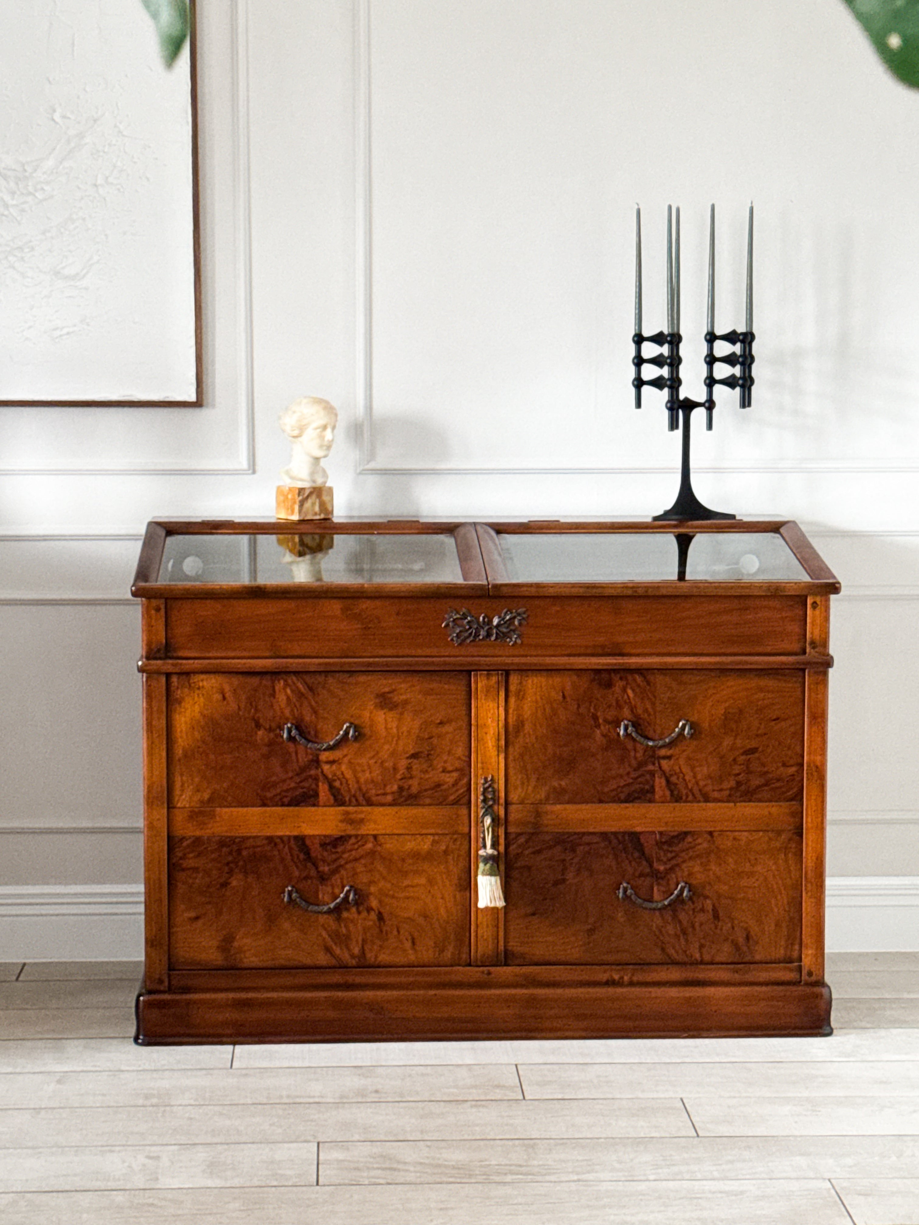 FRANZÖSISCHE VINTAGE KOMMODE MIT VITRINENAUFSATZ IN NUSSBAUM