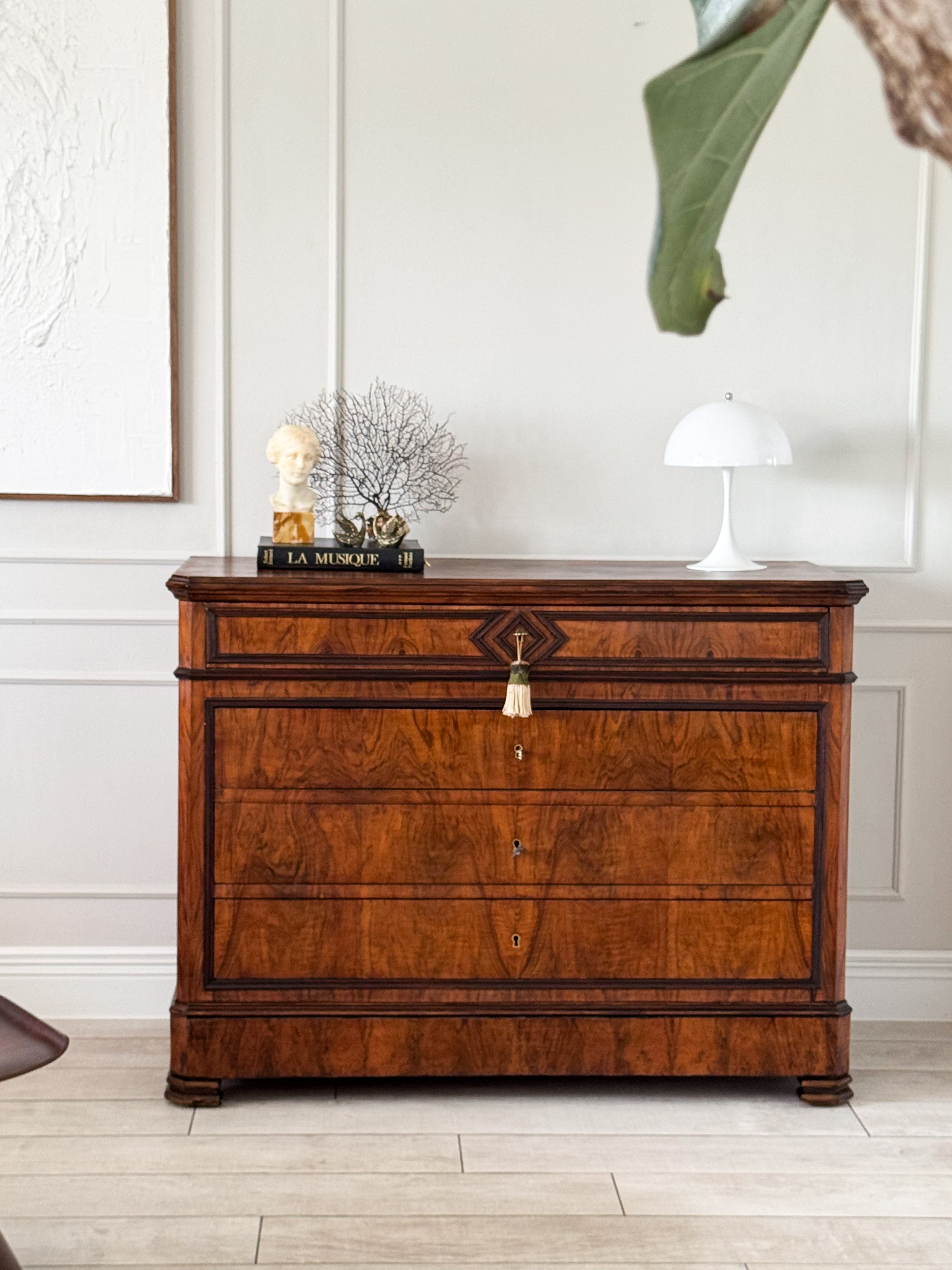 ELEGANTE FRANZÖSISCHE KOMMODE AUS NUSSBAUM