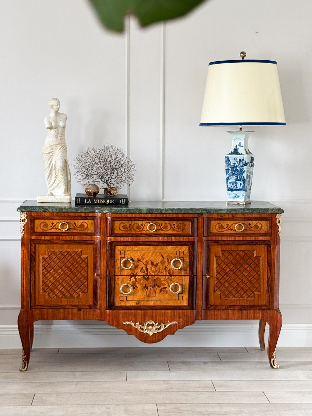 ANTIKES FRANZÖSISCHES SIDEBOARD MIT MARKETERIE UND MARMORPLATTE