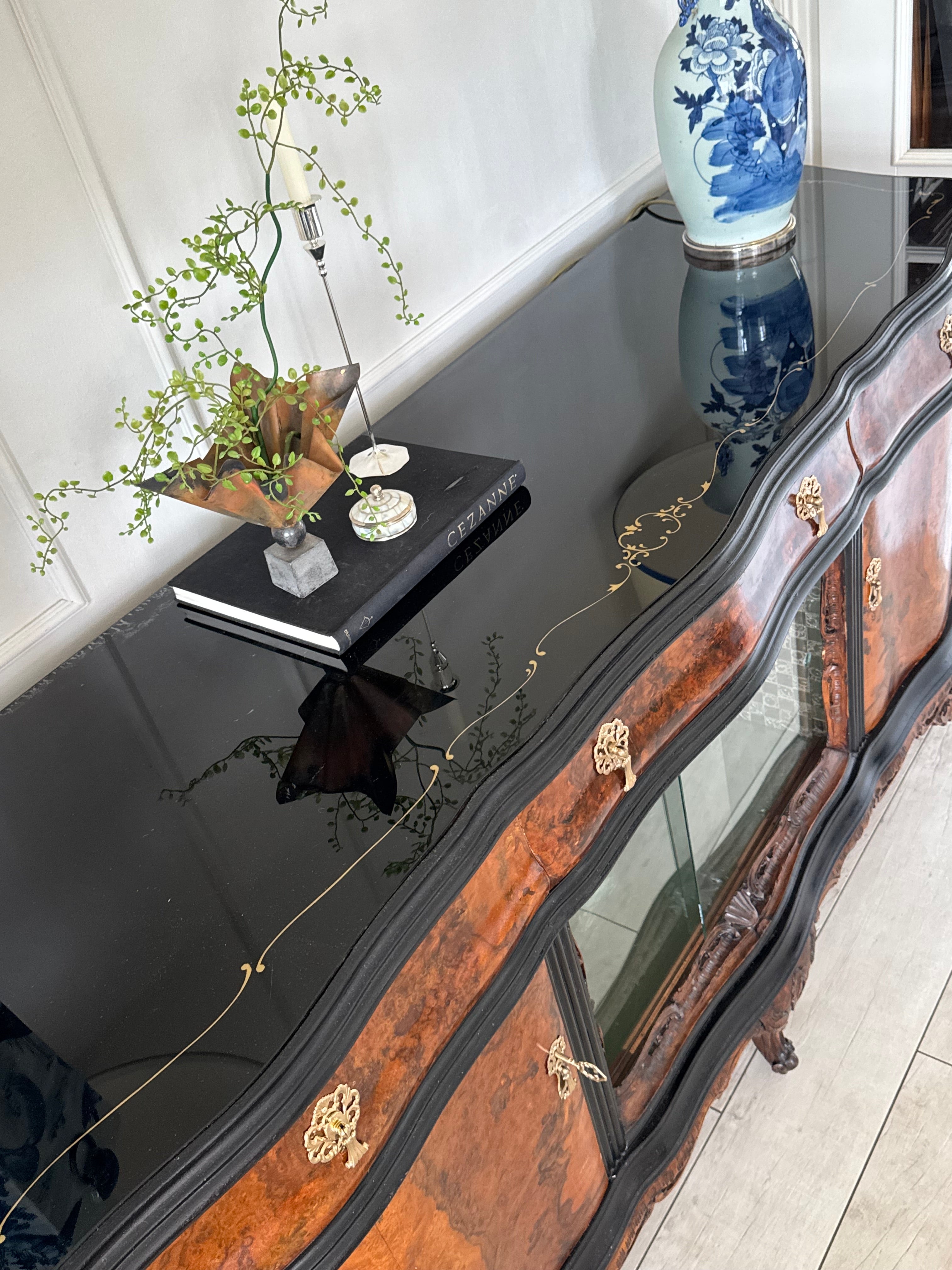 AUSGEFALLENES ANTIKES SIDEBOARD MIT BAR