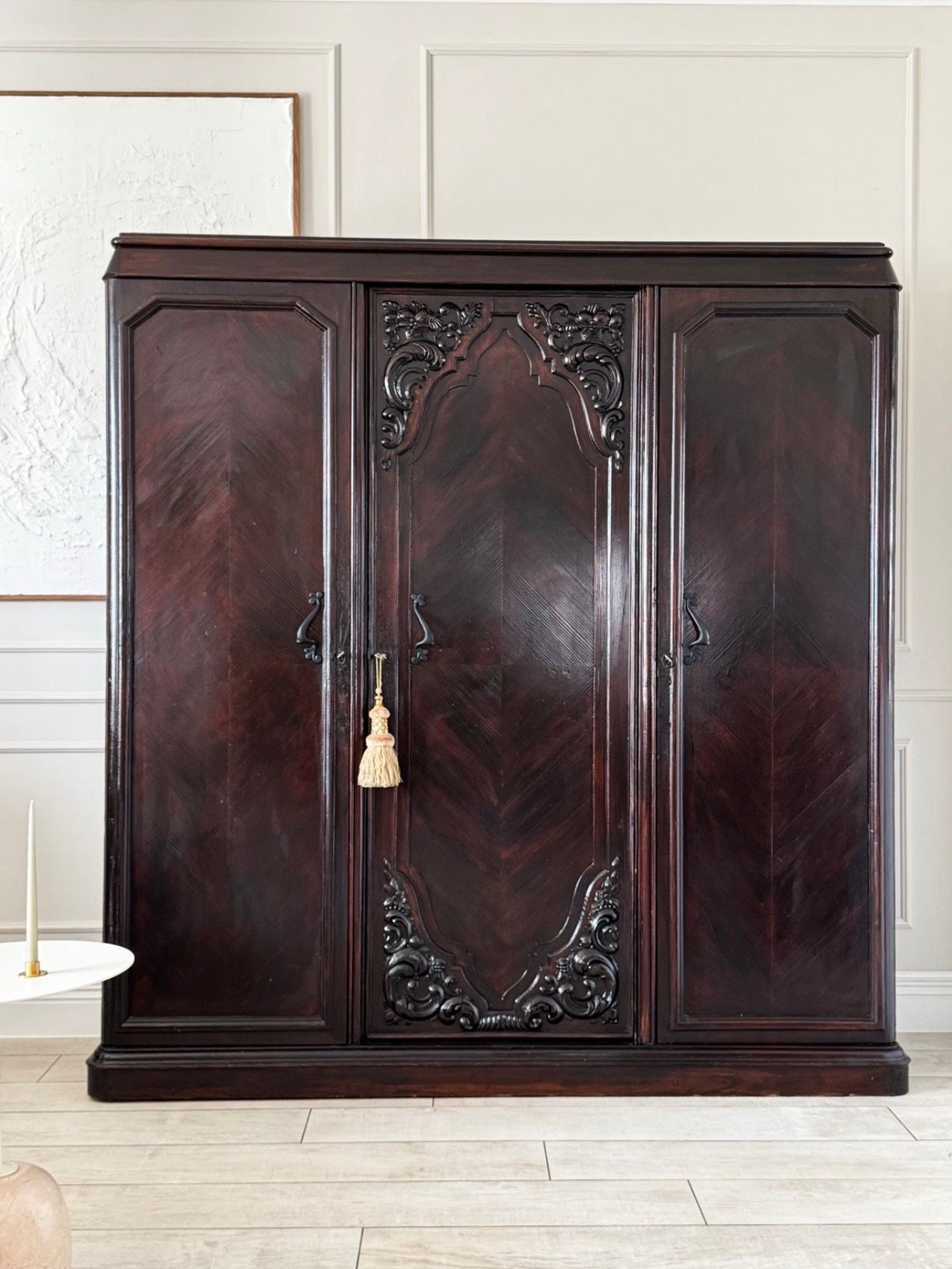 ANTIKER SCHRANK MIT SCHÖNEN DETAILS KLASSISCH UND ELEGANT