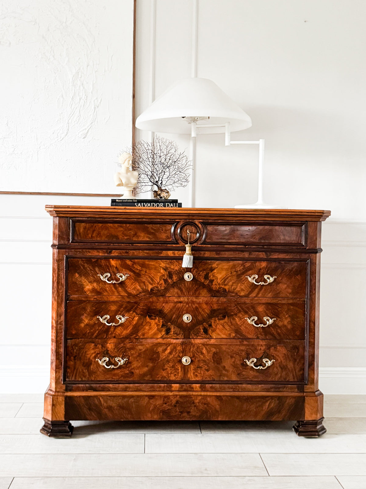 ELEGANT ANTIQUE FRENCH WALNUT COMMODE
