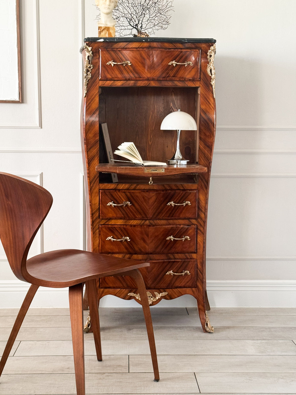 ANTIKER FRANZÖSISCHER DAMENSEKRETÄR LOUIS XV STIL MIT MARMORPLATTE