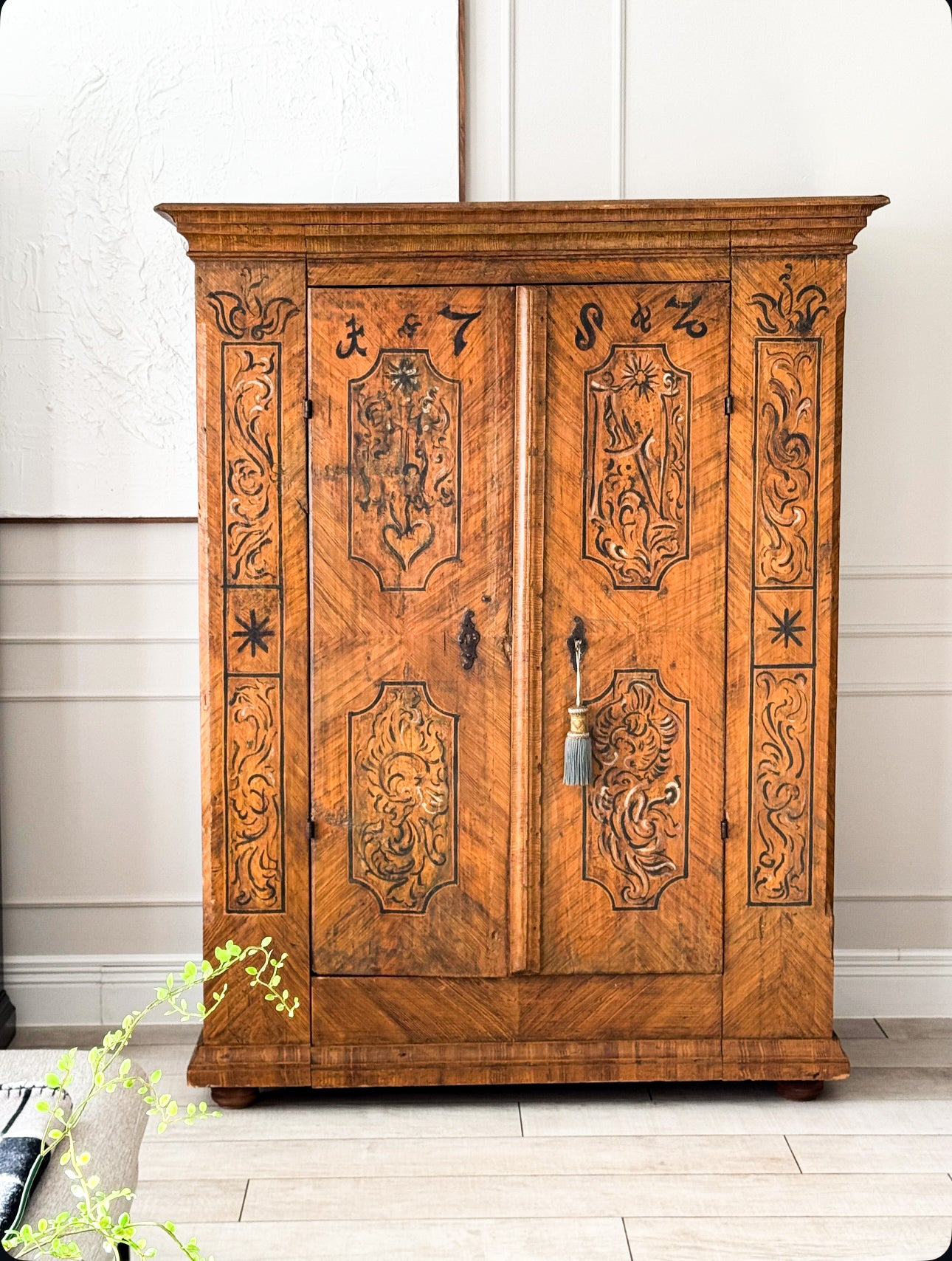 ANTIKER BAUERNSCHRANK AUS DER BAROCKZEIT HANDBEMALT 1782