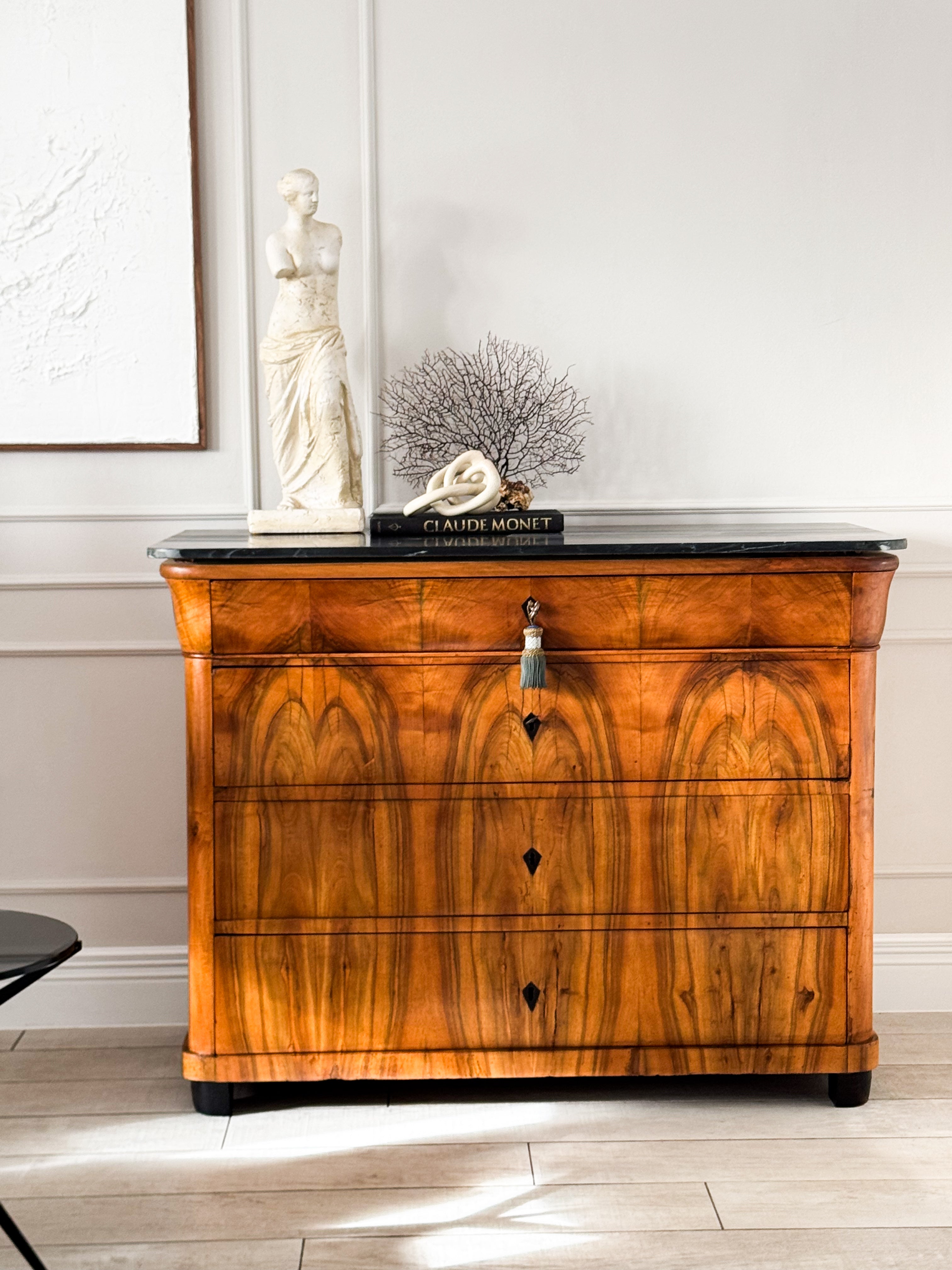 FEINE ANTIKE BIEDERMEIER KOMMODE MIT MARMORPLATTE NUSSBAUM