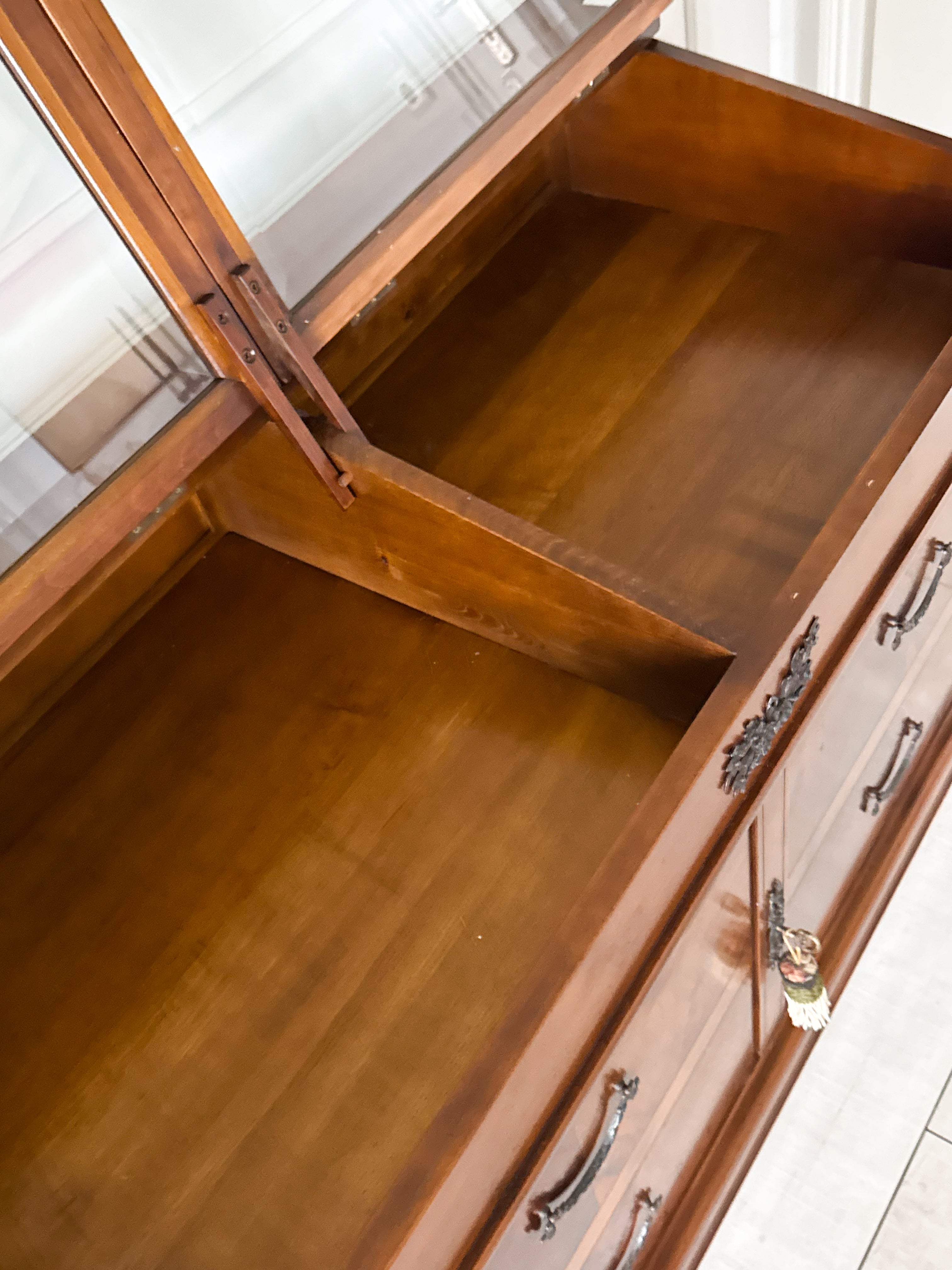 FRANZÖSISCHE VINTAGE KOMMODE MIT VITRINENAUFSATZ IN NUSSBAUM