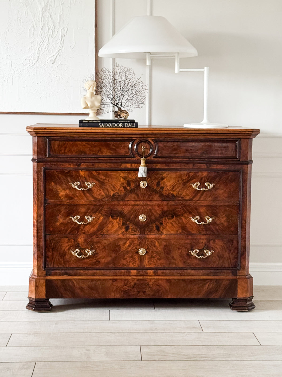 ELEGANT ANTIQUE FRENCH WALNUT COMMODE