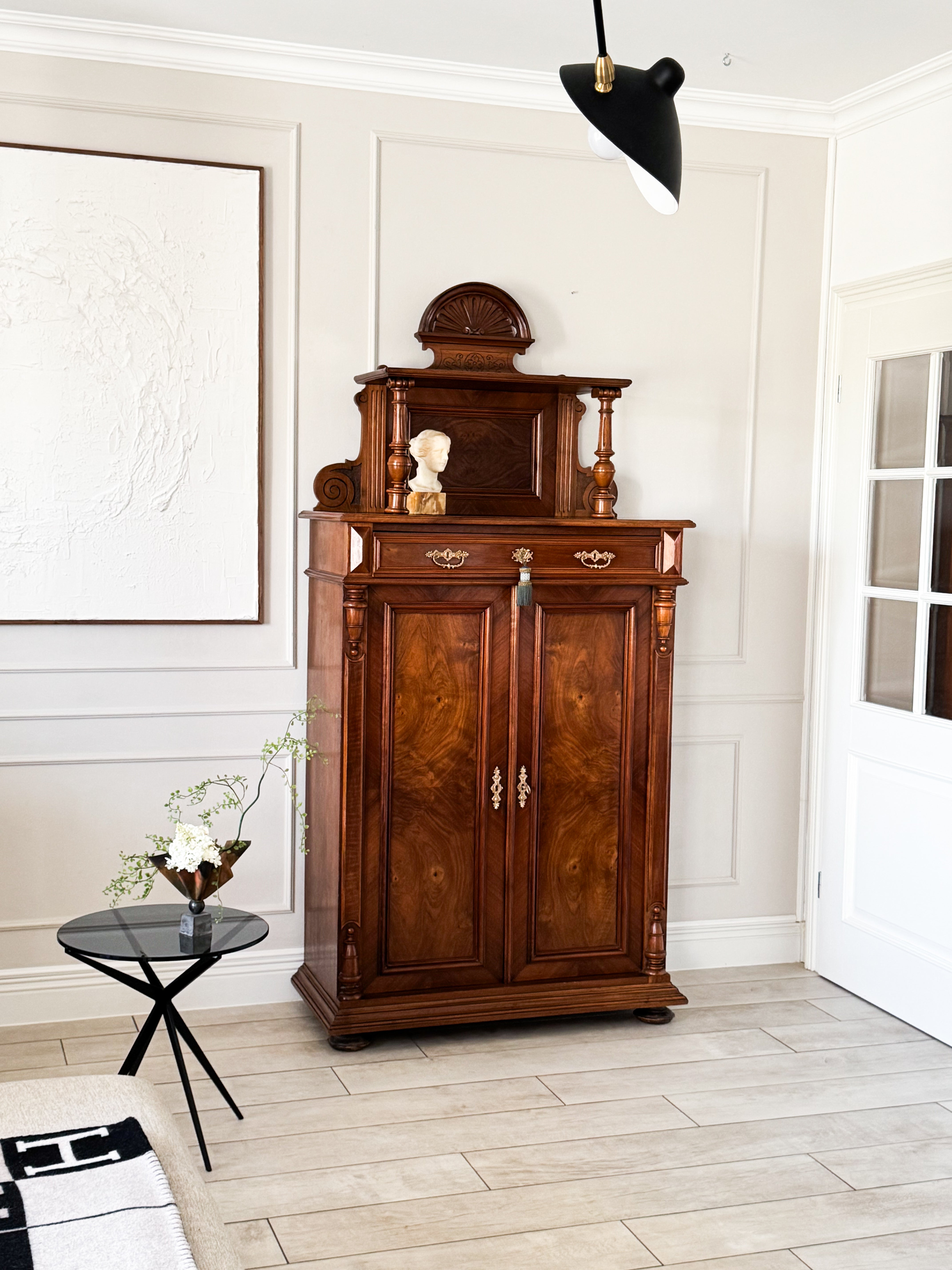 ELEGANTER ANTIKER VERTIKOSCHRANK IN NUSSBAUM GRÜNDERZEIT