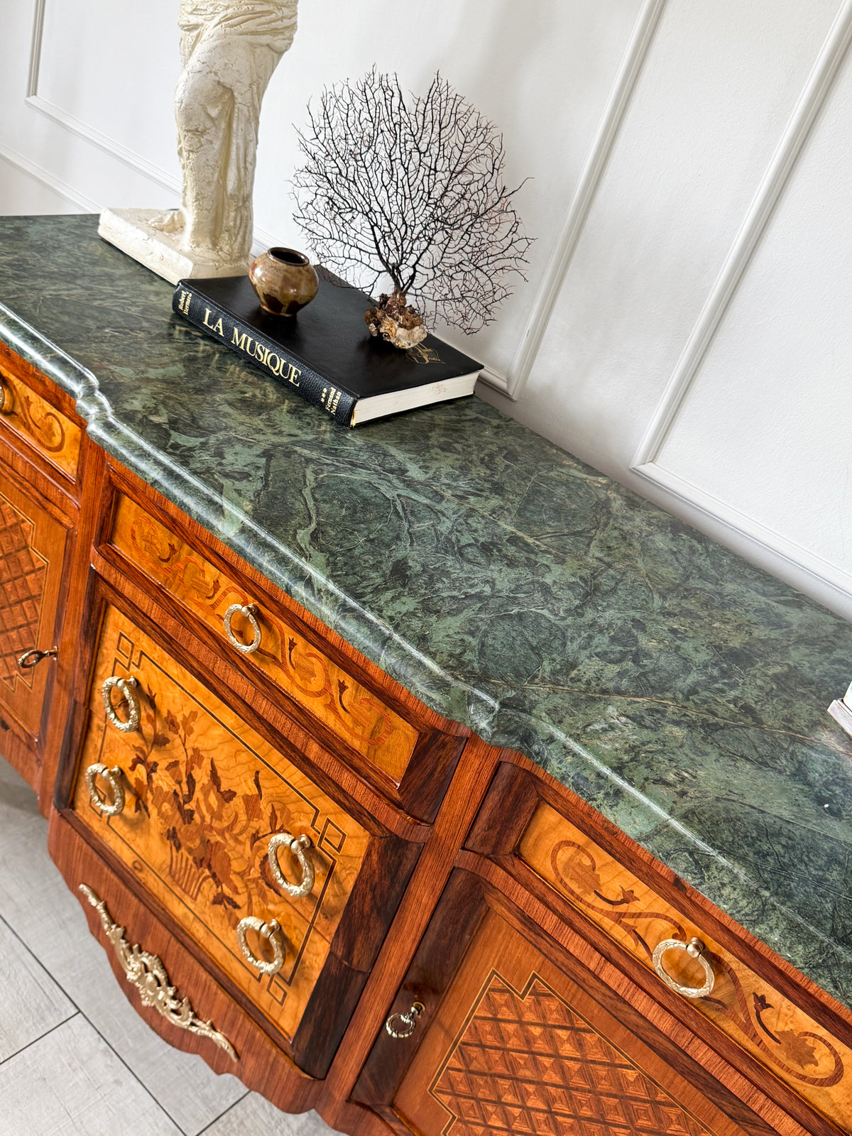 ANTIKES FRANZÖSISCHES SIDEBOARD MIT MARKETERIE UND MARMORPLATTE