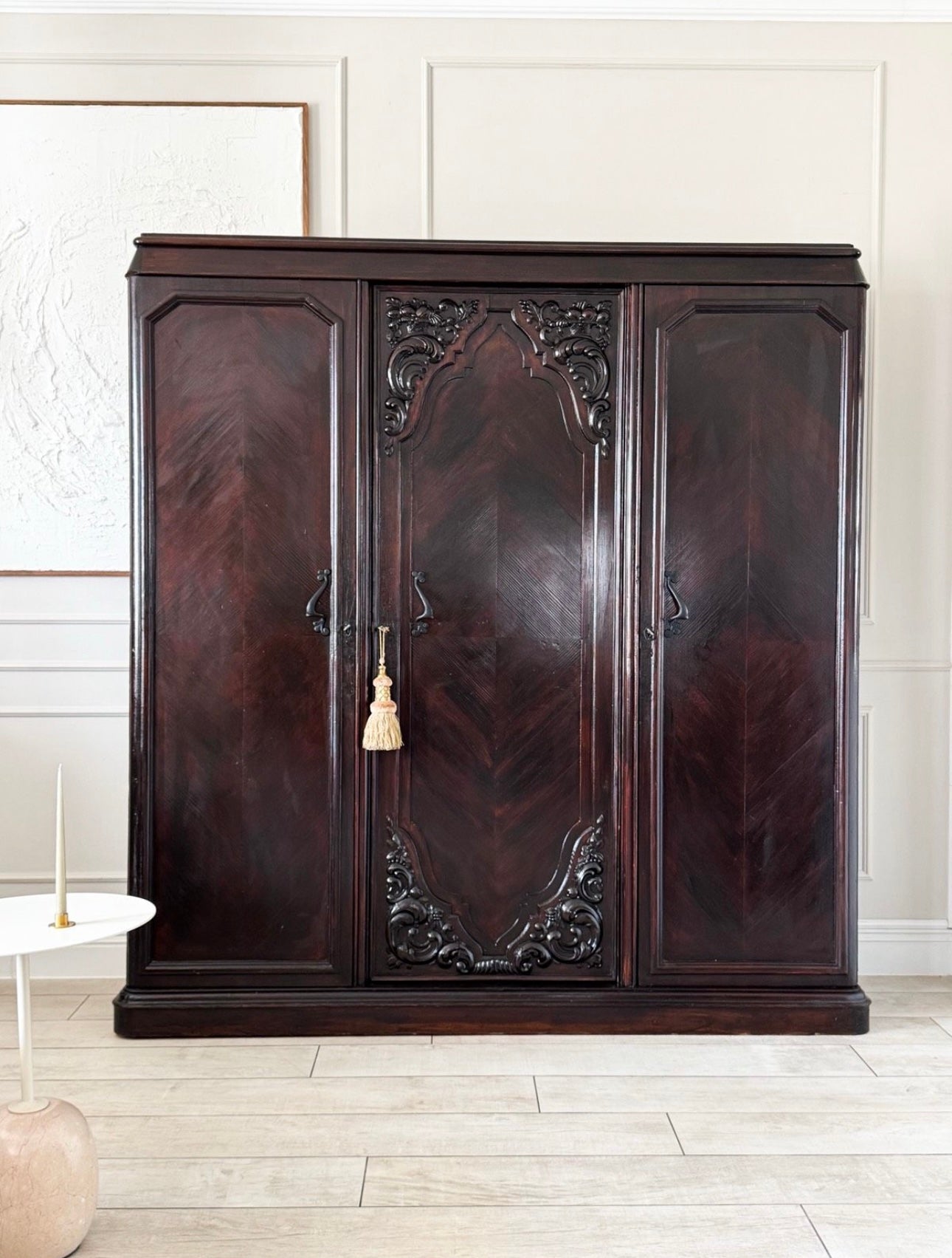 ANTIKER SCHRANK MIT SCHÖNEN DETAILS KLASSISCH UND ELEGANT