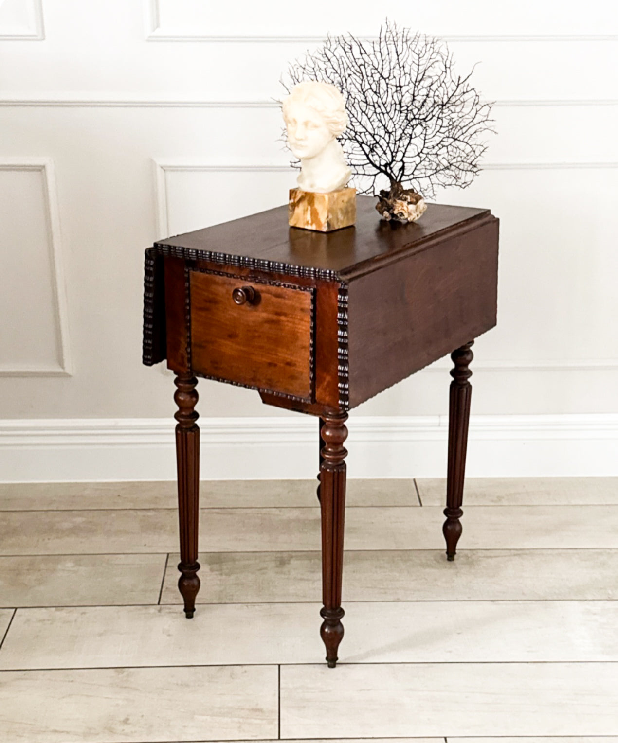 ANTIKER PEMBROKE TABLE MADE OF WALNUT