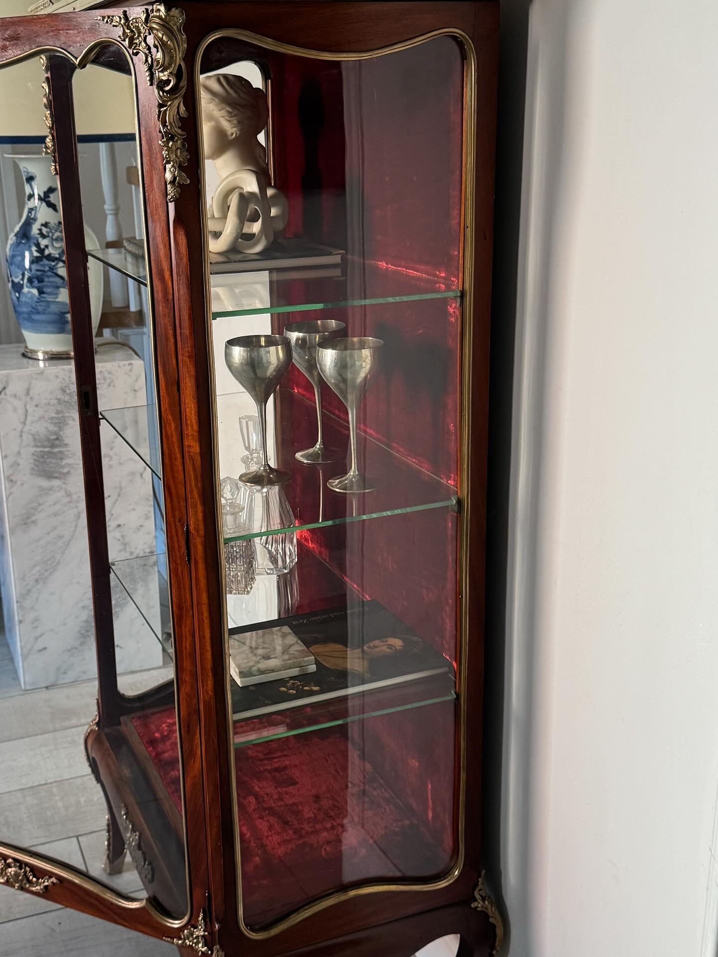 ANTIKER FRANZÖSISCHER VITRINENSCHRANK MIT MARMORPLATTE