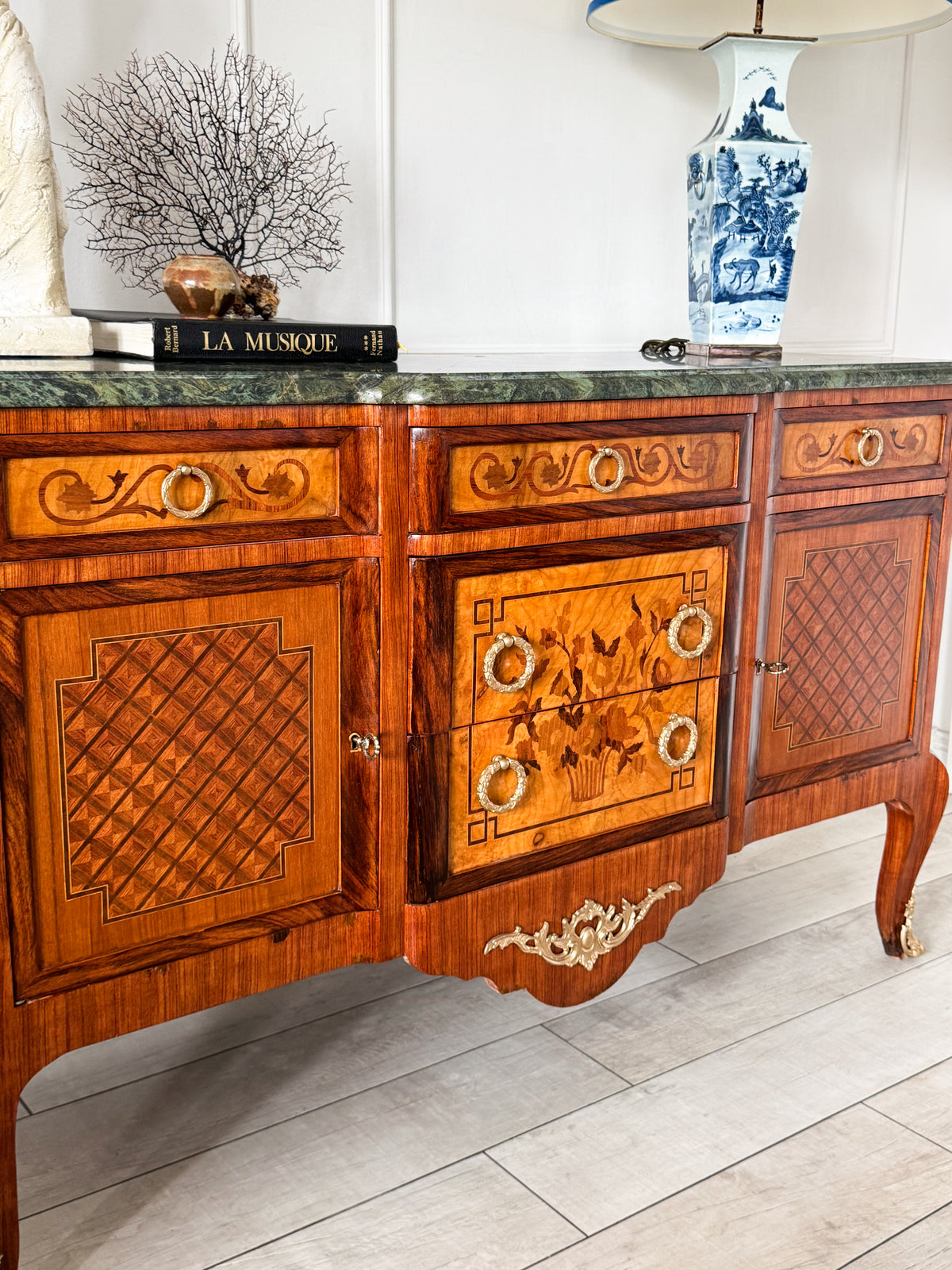 ANTIKES FRANZÖSISCHES SIDEBOARD MIT MARKETERIE UND MARMORPLATTE
