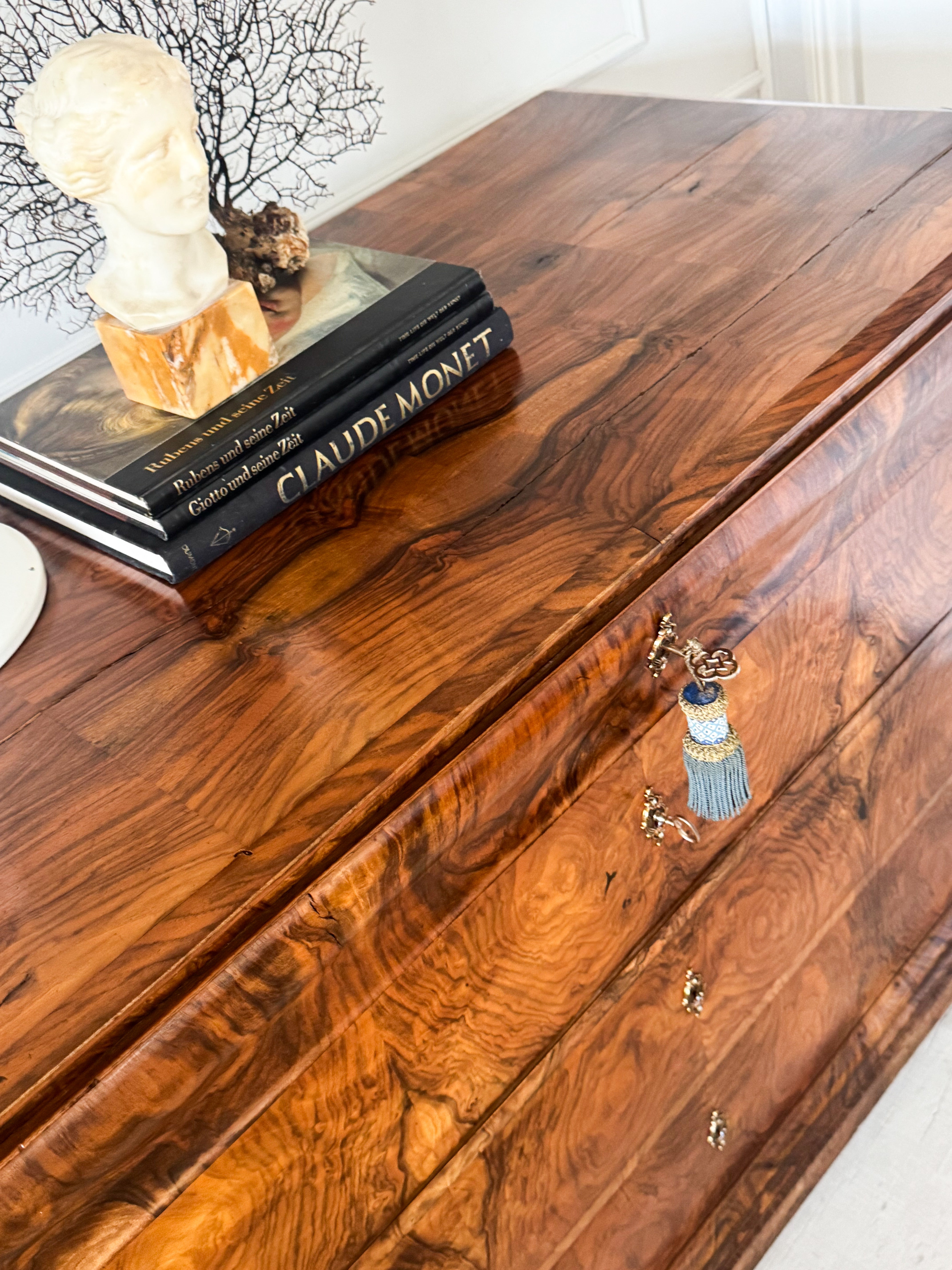 ANTIKE FRANZÖSISCHE KOMMODE AUS NUSSBAUM
