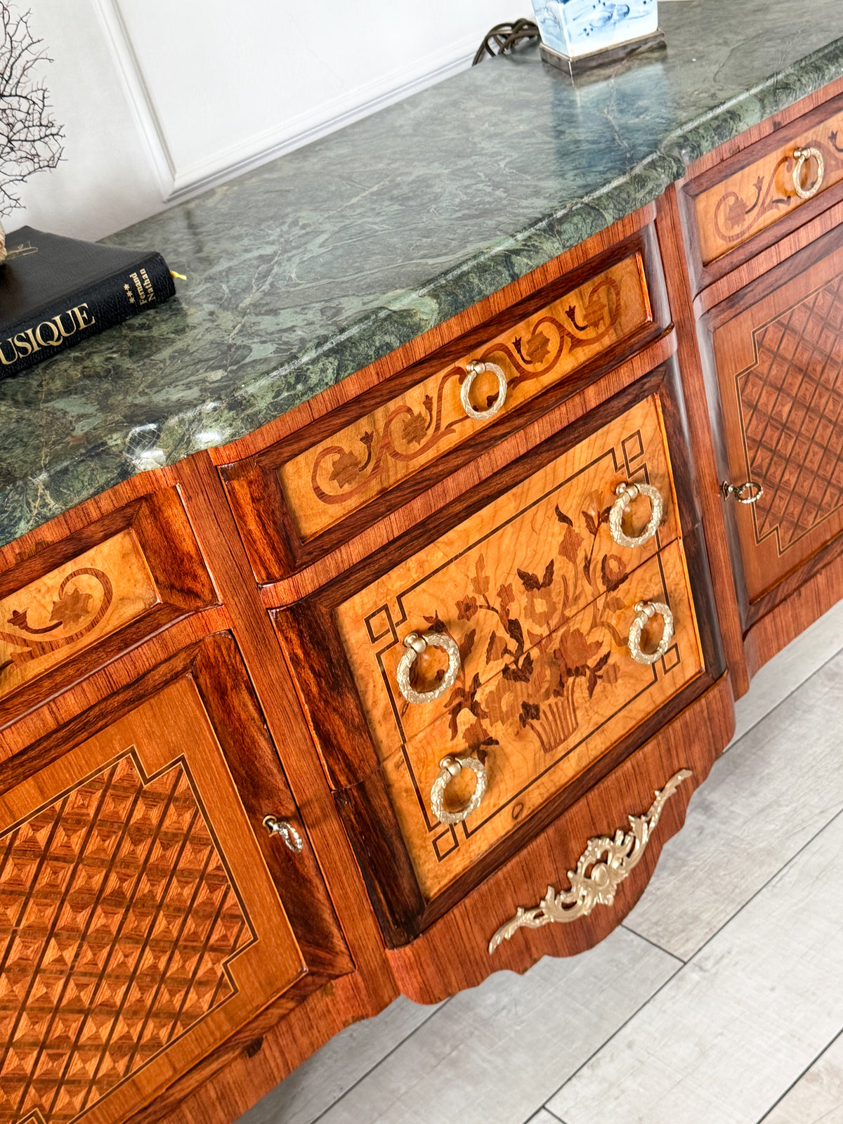 ANTIKES FRANZÖSISCHES SIDEBOARD MIT MARKETERIE UND MARMORPLATTE