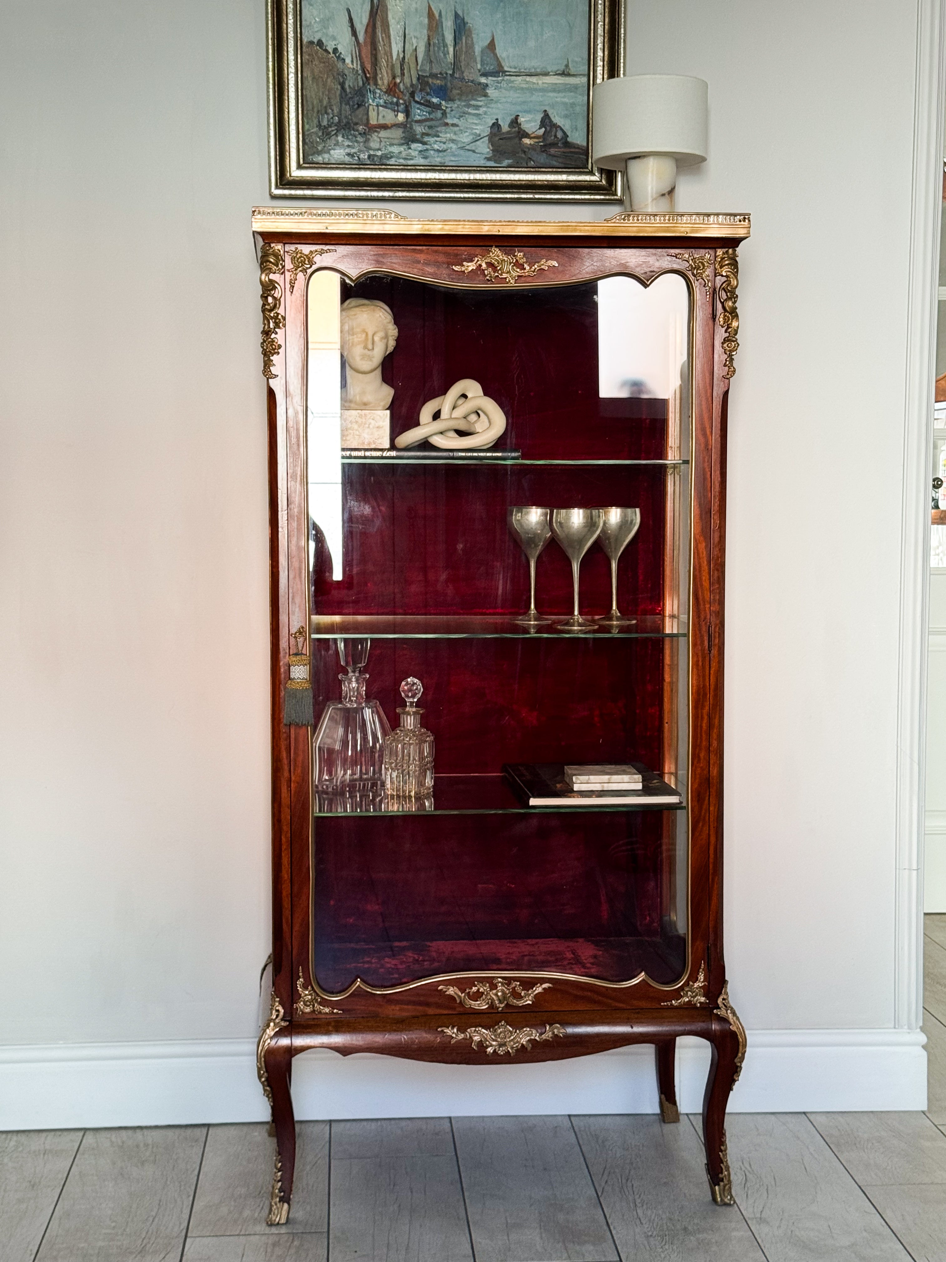 ANTIKER FRANZÖSISCHER VITRINENSCHRANK MIT MARMORPLATTE