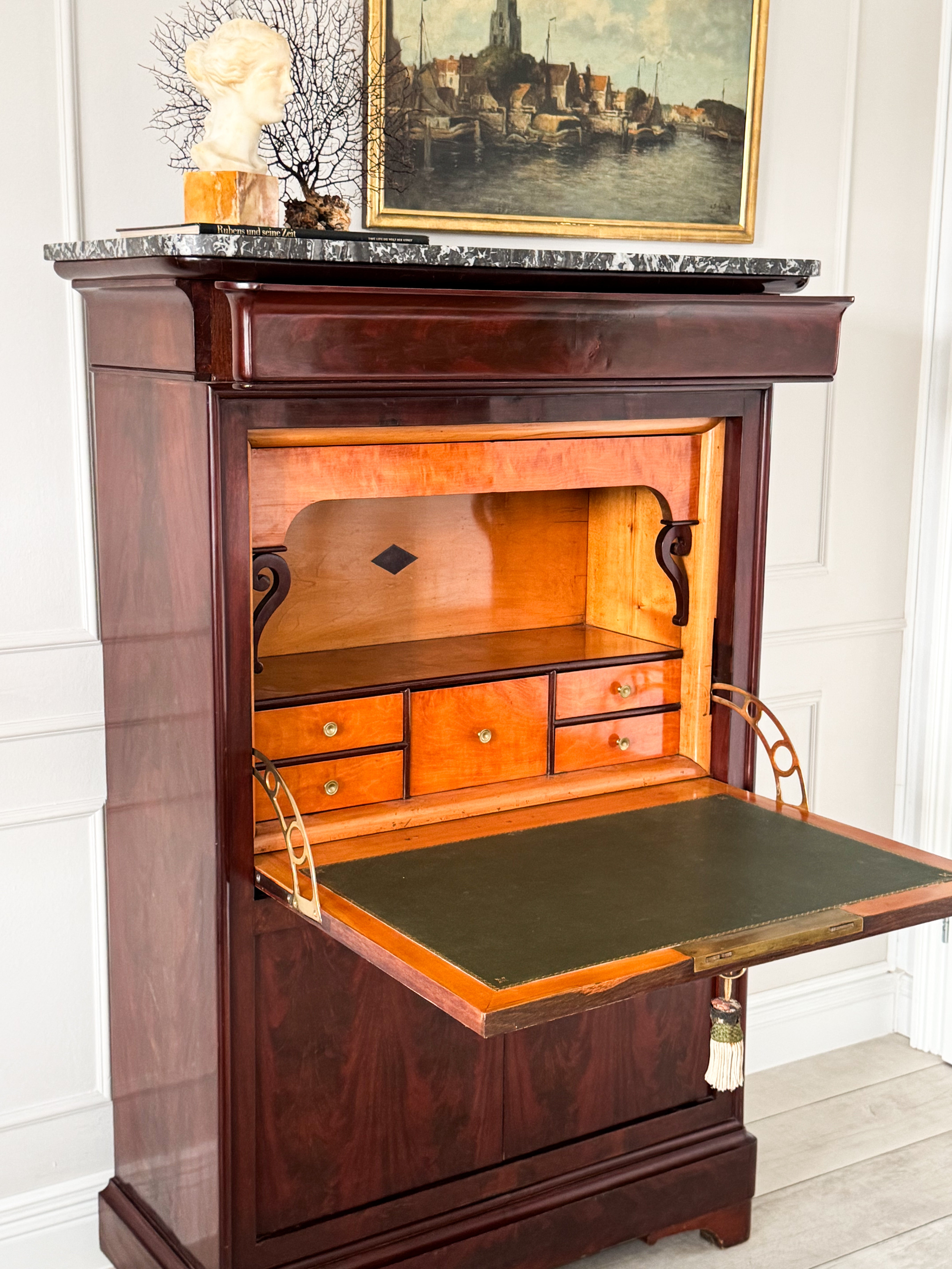 ANTIKER BIEDERMEIER SEKRETÄR AUS MAHAGONIHOLZ MIT MARMORPLATTE