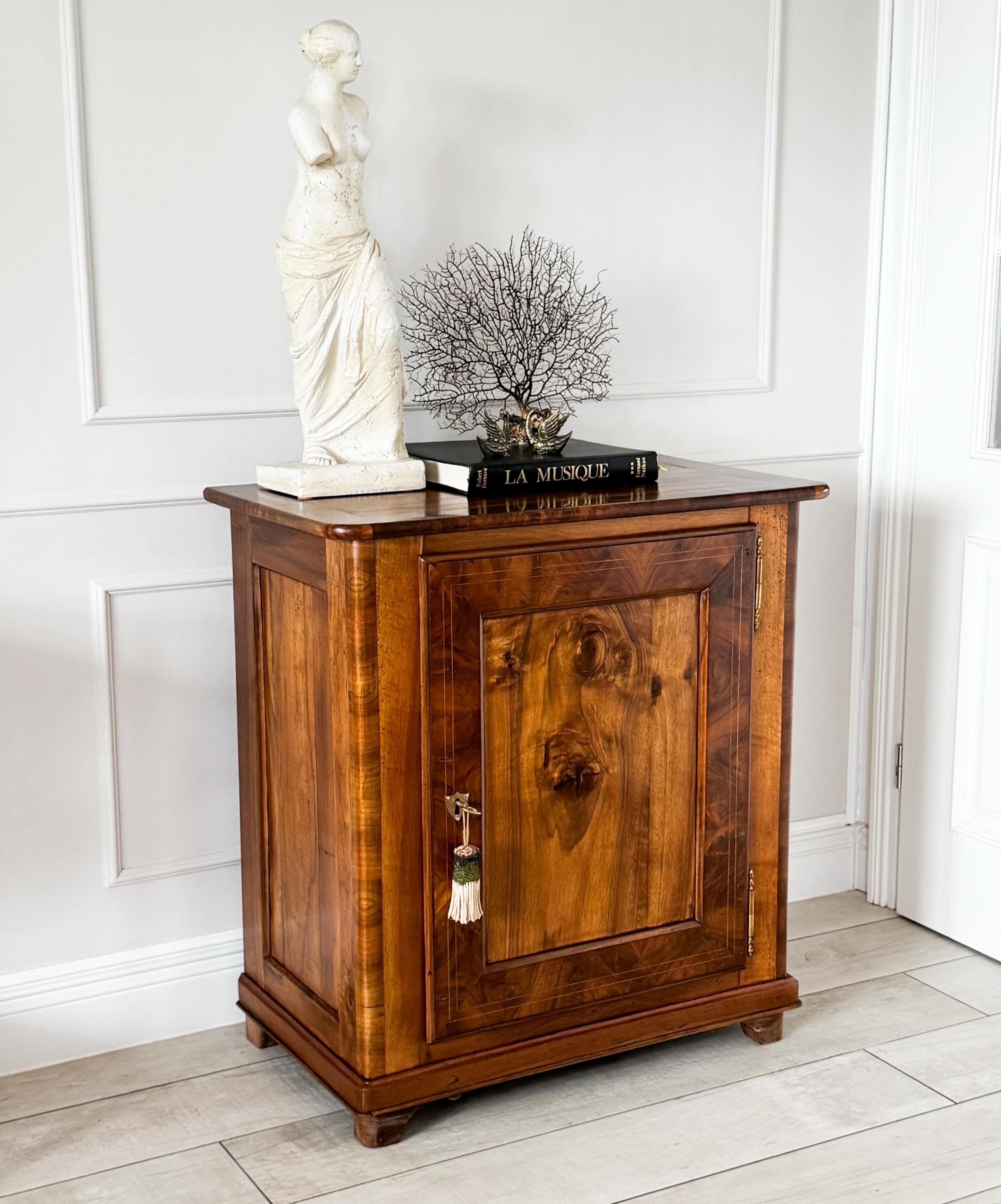 ANTIKER BIEDERMEIER HALBSCHRANK NUSSBAUM VOLLHOLZ