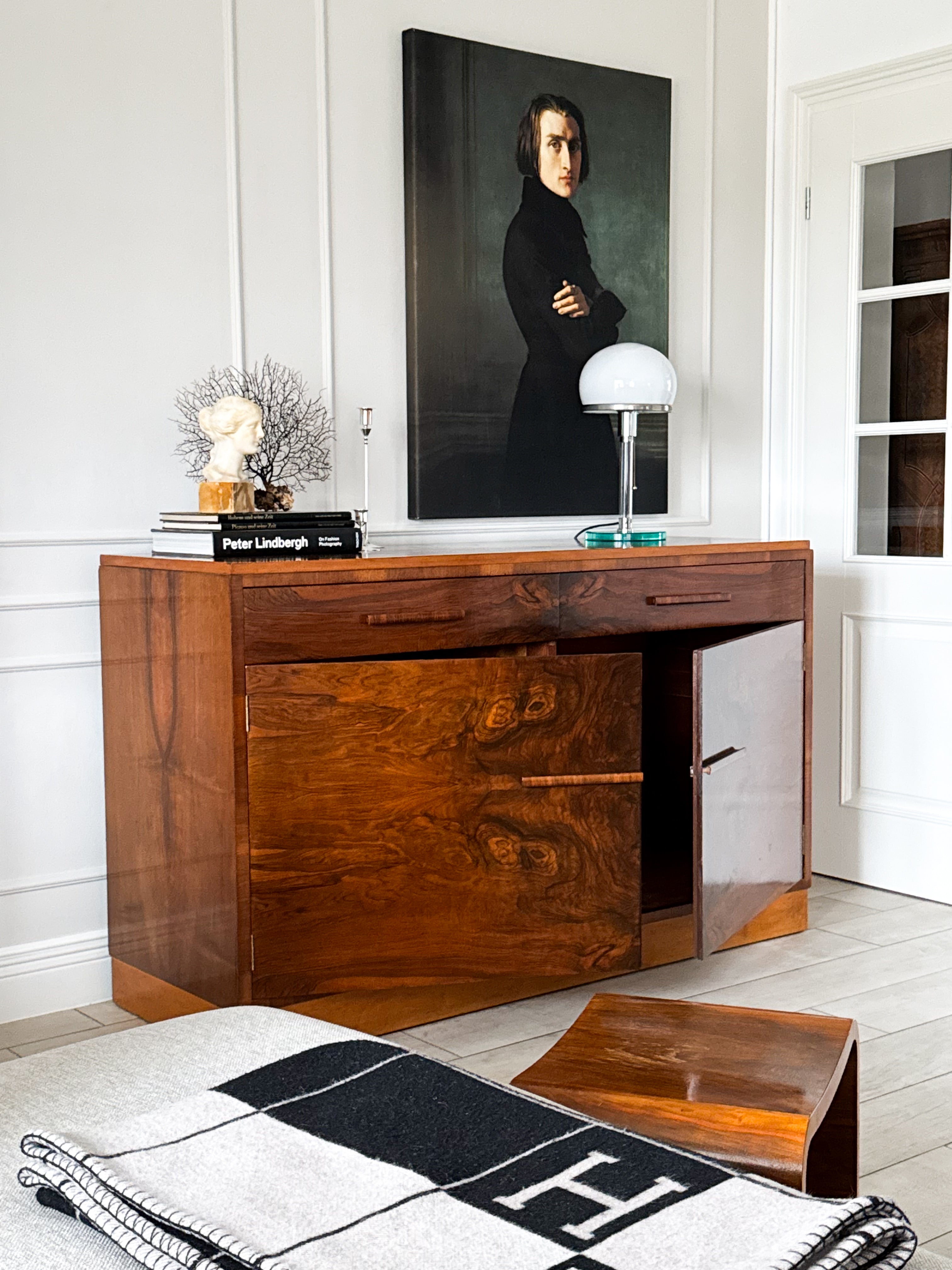ART DECO SIDEBOARD AUS NUSSBAUM ZEITLOS UND ELEGANT
