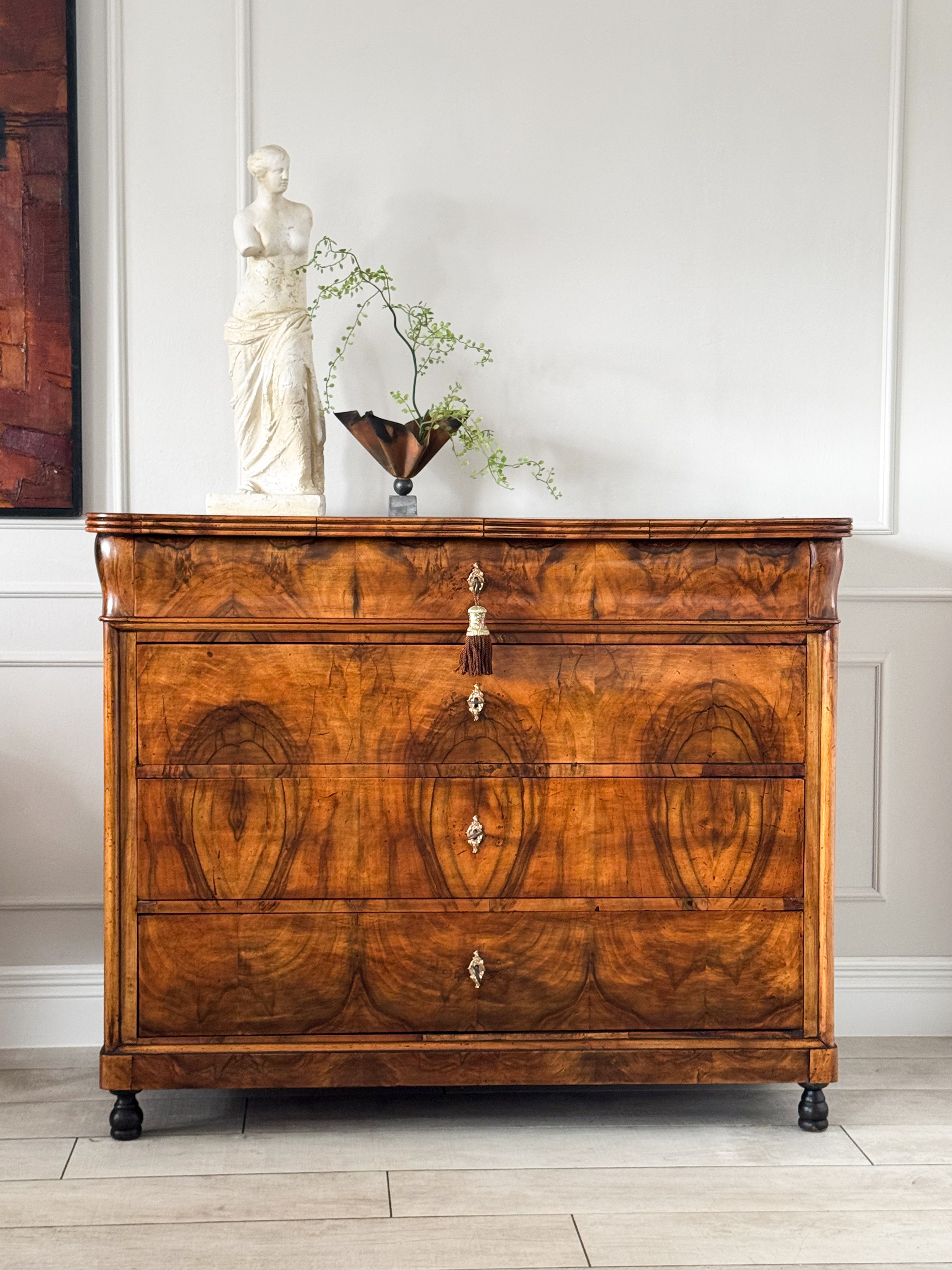 ANTIKE FRANZÖSISCHE KOMMODE AUS NUSSBAUM