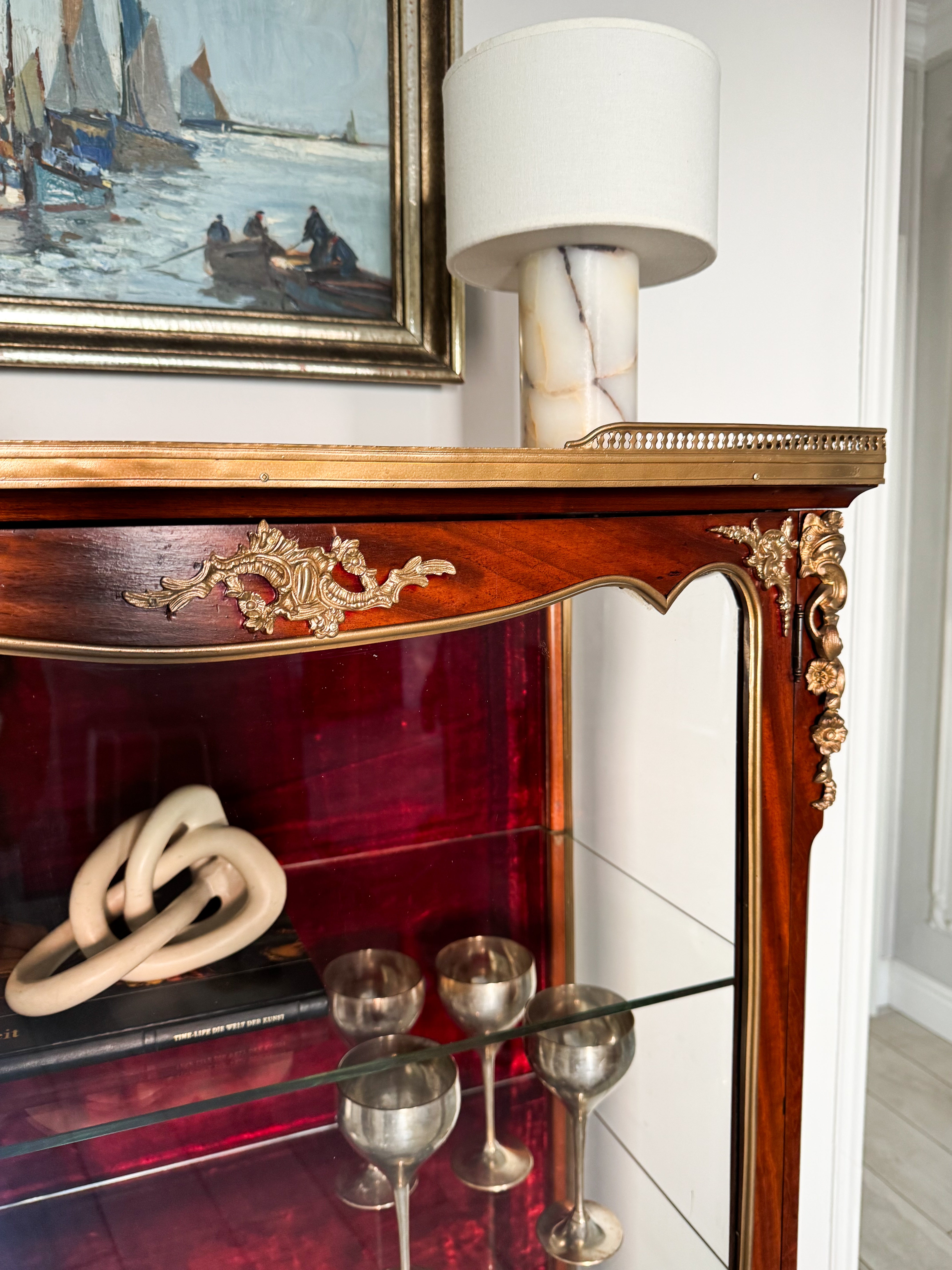 ANTIKER FRANZÖSISCHER VITRINENSCHRANK MIT MARMORPLATTE