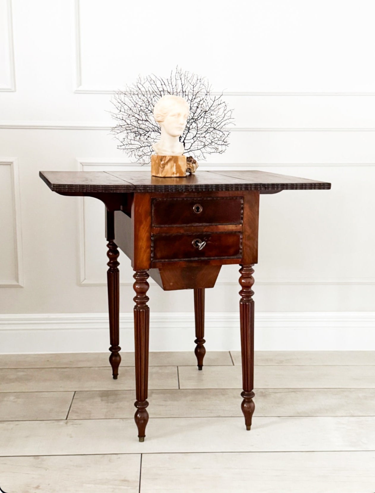 ANTIKER PEMBROKE TISCH AUS NUSSBAUM