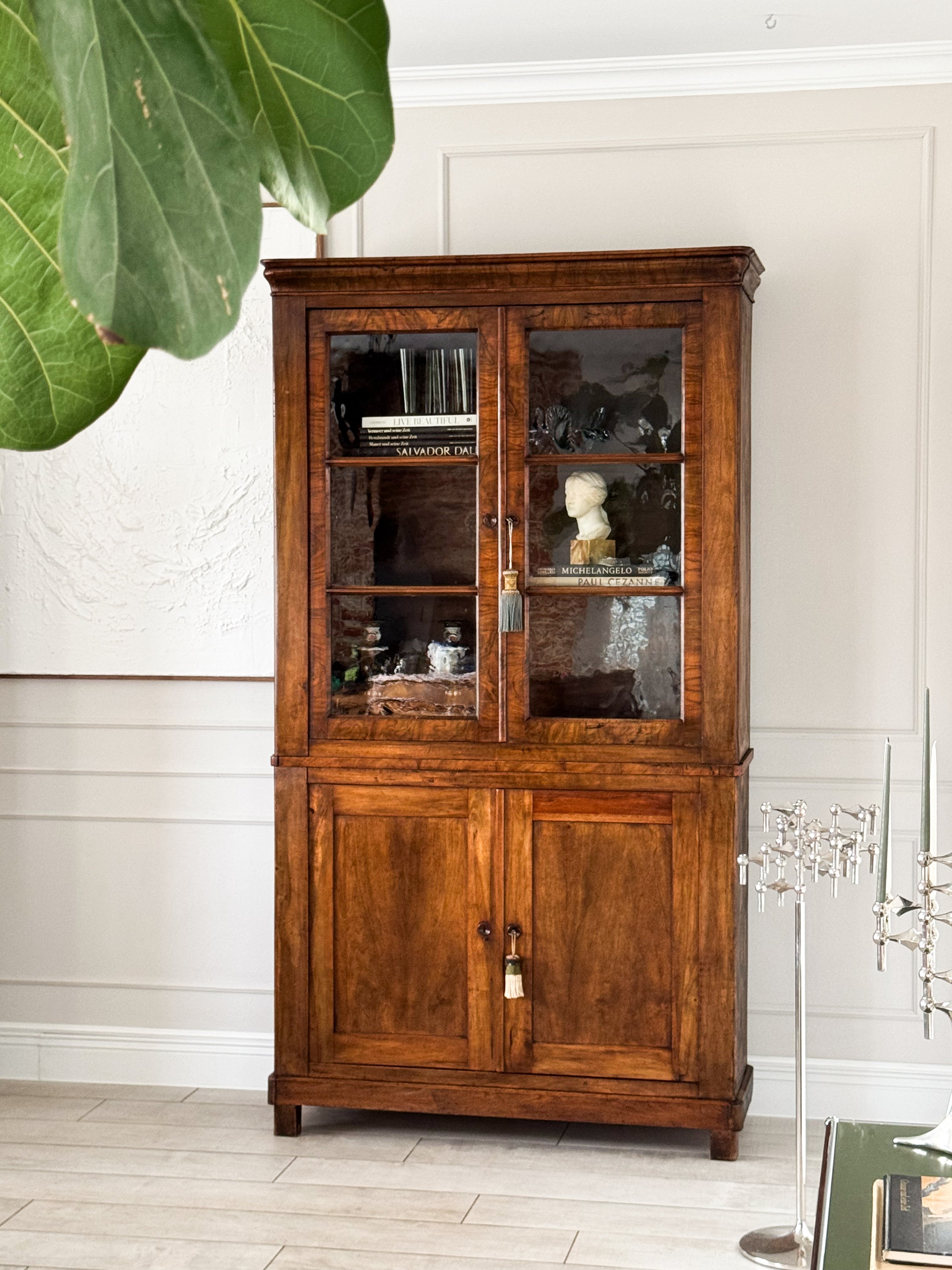 ANTIKER BIEDERMEIER VITRINENSCHRANK BÜCHERSCHRANK NUSSBAUM