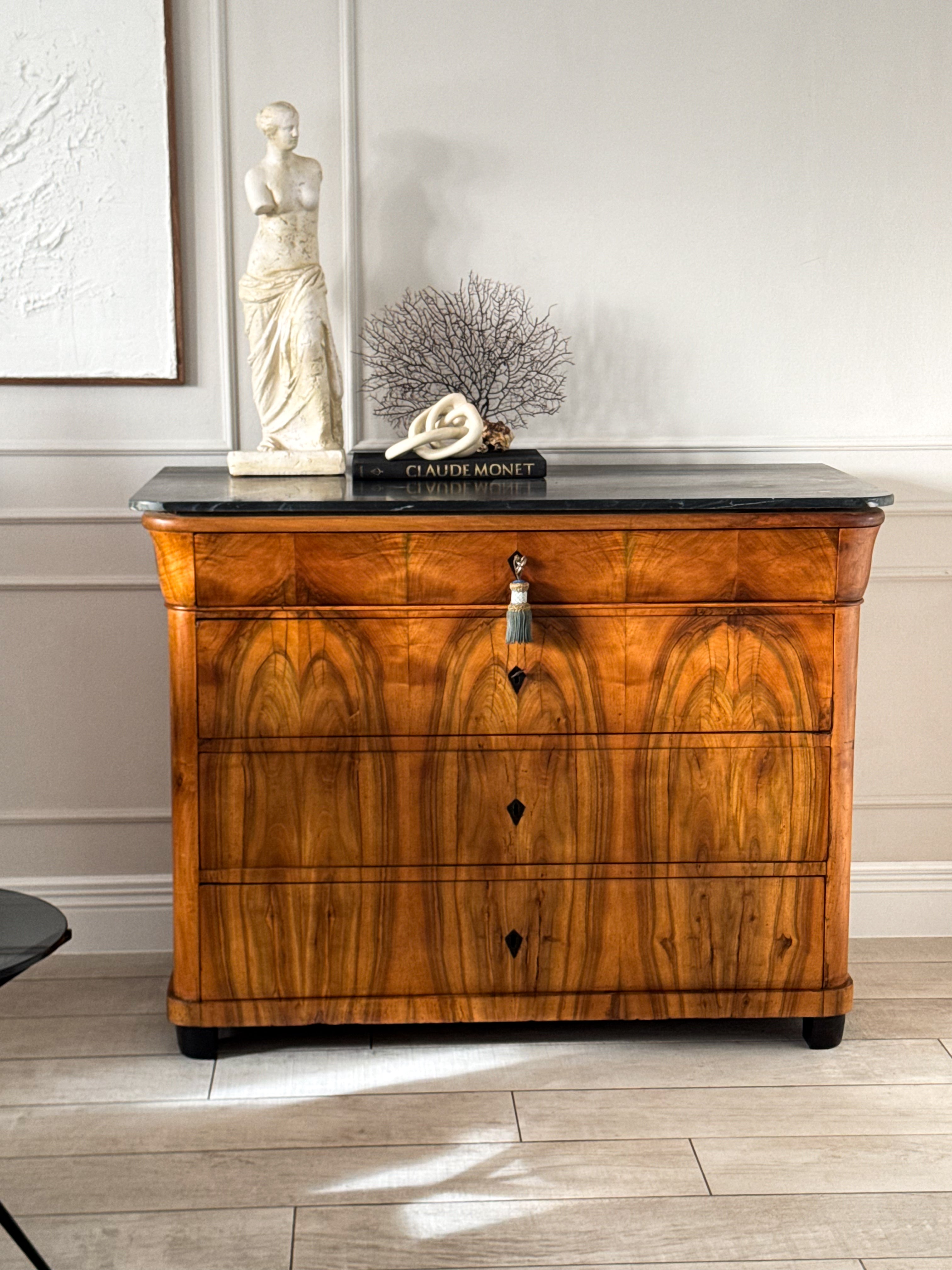 FEINE ANTIKE BIEDERMEIER KOMMODE MIT MARMORPLATTE NUSSBAUM