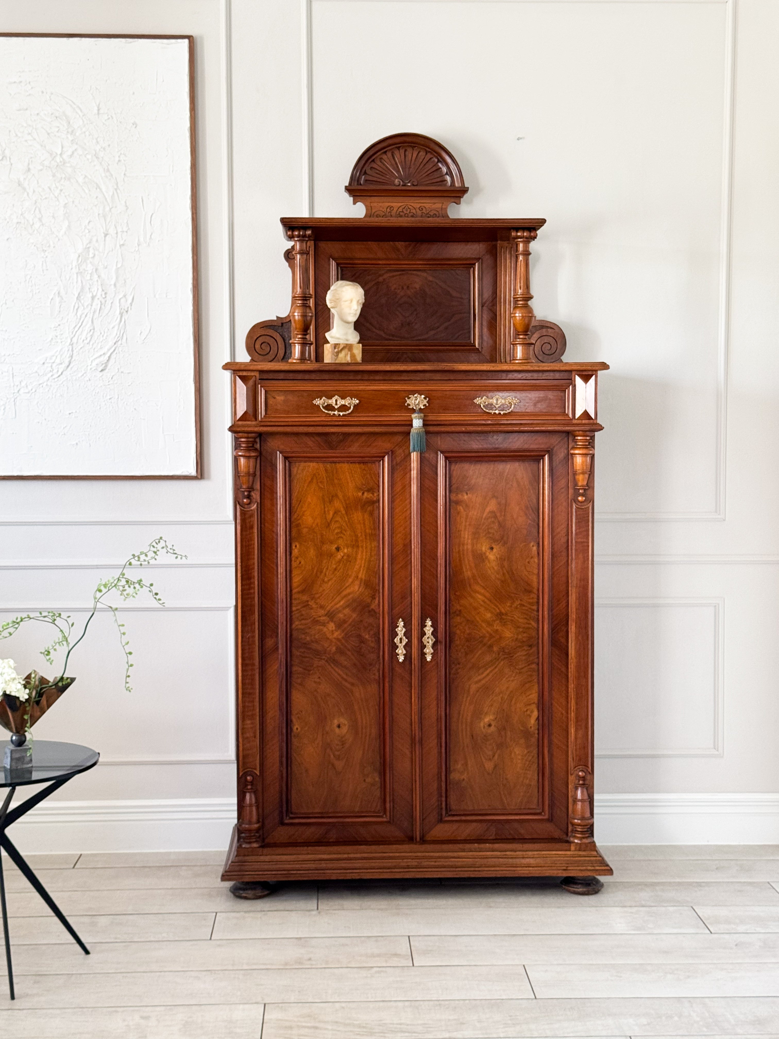 ELEGANTER ANTIKER VERTIKOSCHRANK IN NUSSBAUM GRÜNDERZEIT