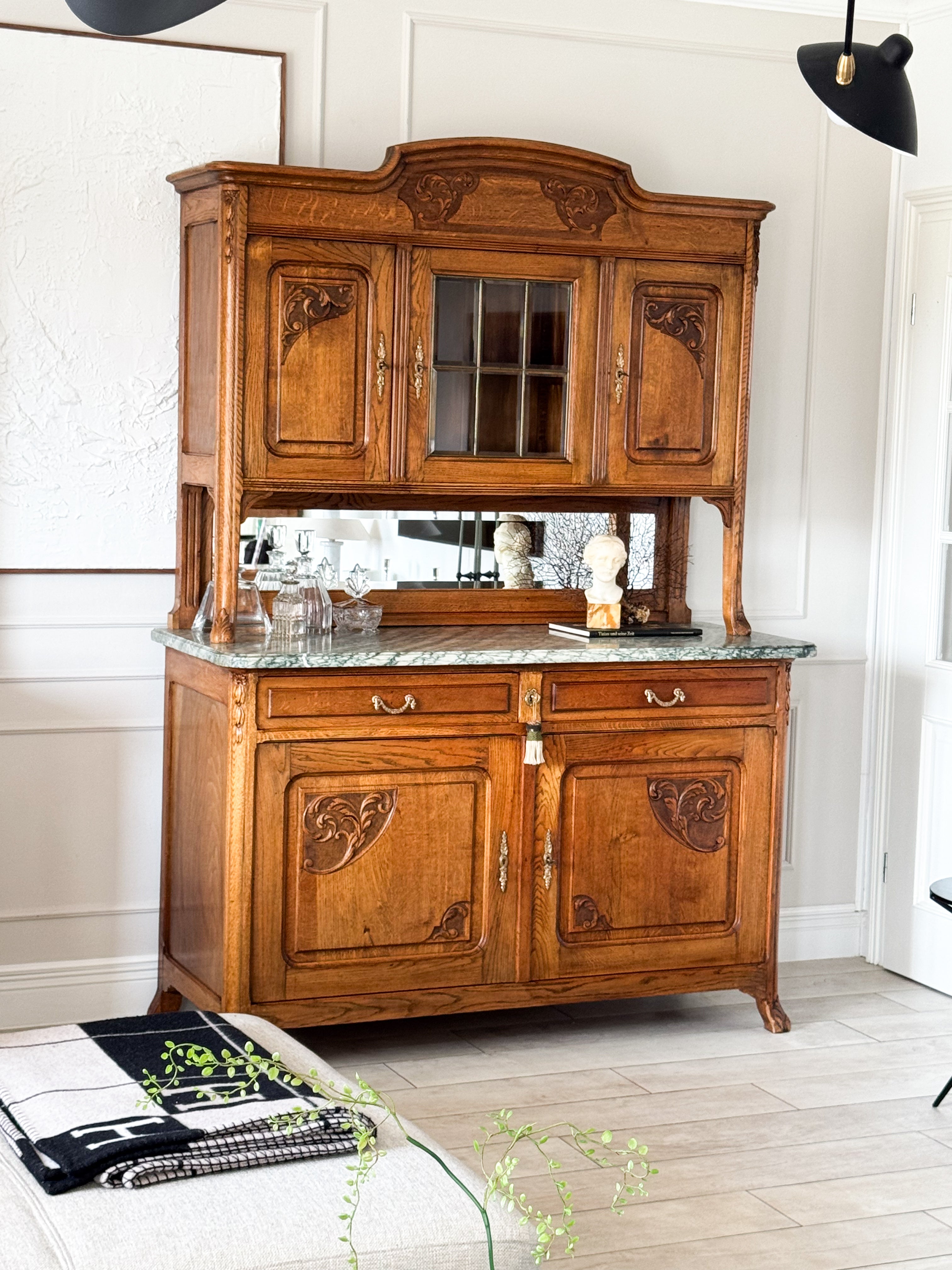 ANTIKER FRANZÖSISCHER BUFFETSCHRANK MIT MARMORPLATTE