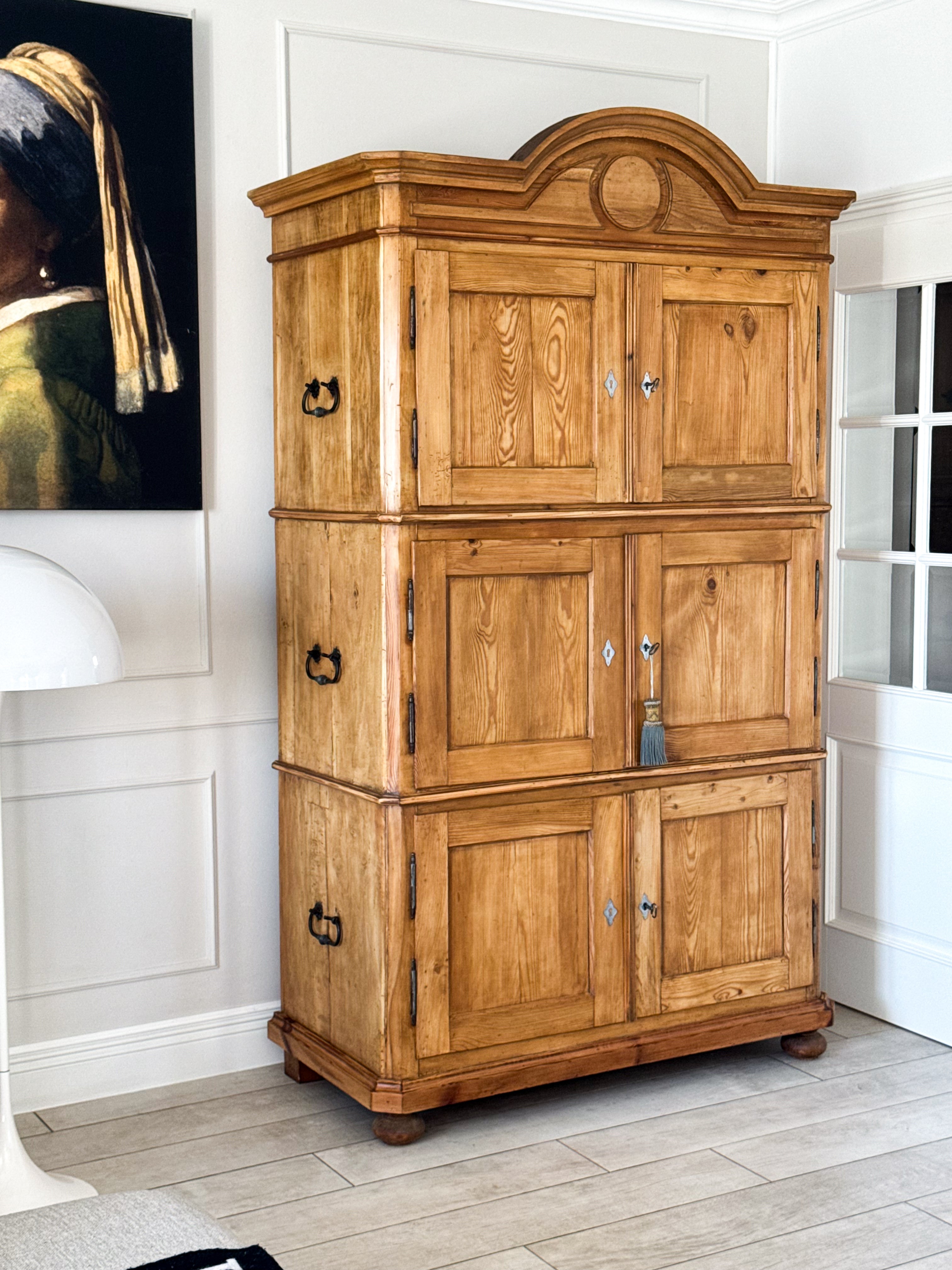 ANTIKER BRANDSCHRANK AUS WEICHHOLZ UM 1820