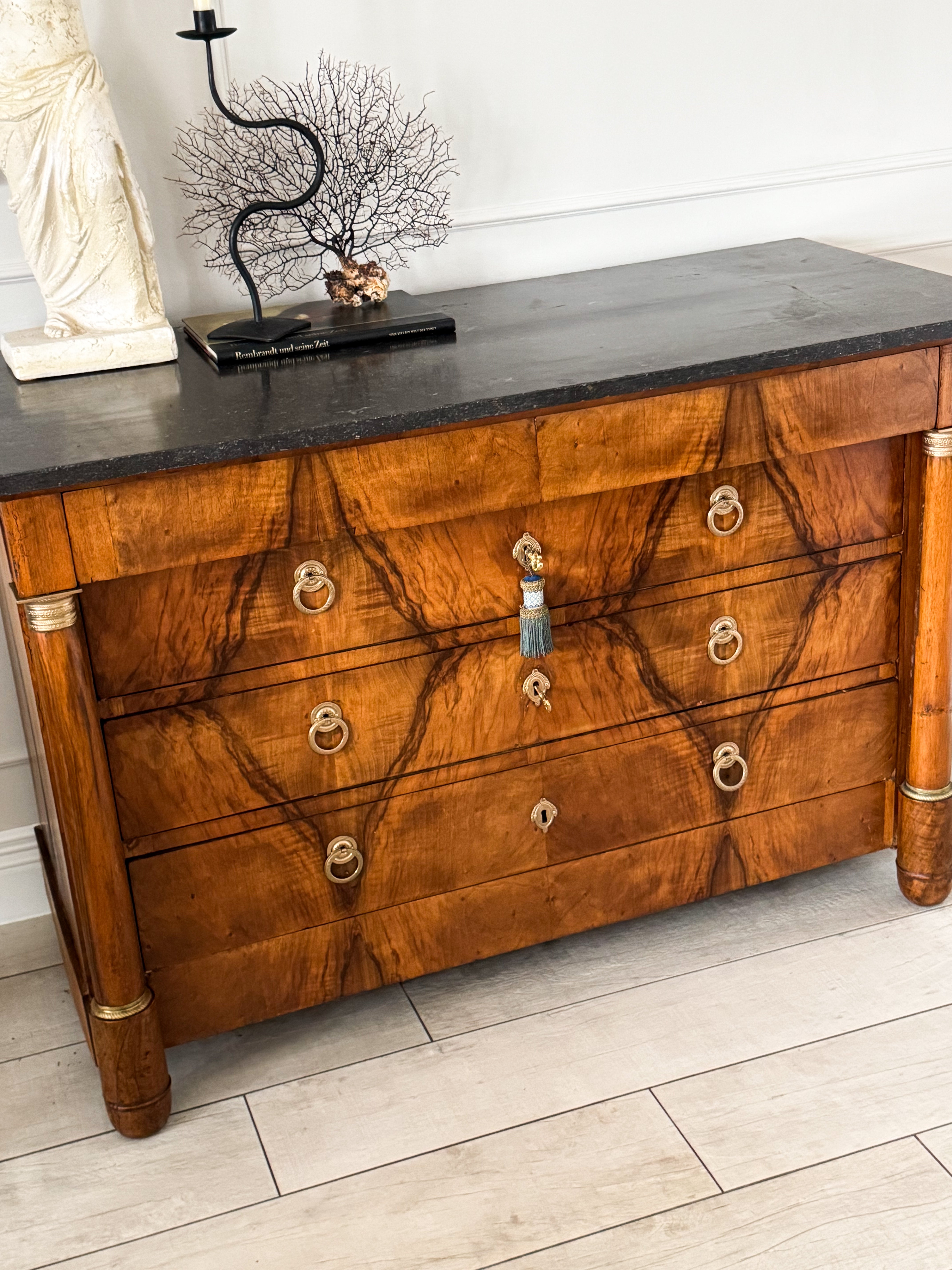 ANTIKE EMPIRE KOMMODE MIT MARMORPLATTE NUSSBAUM