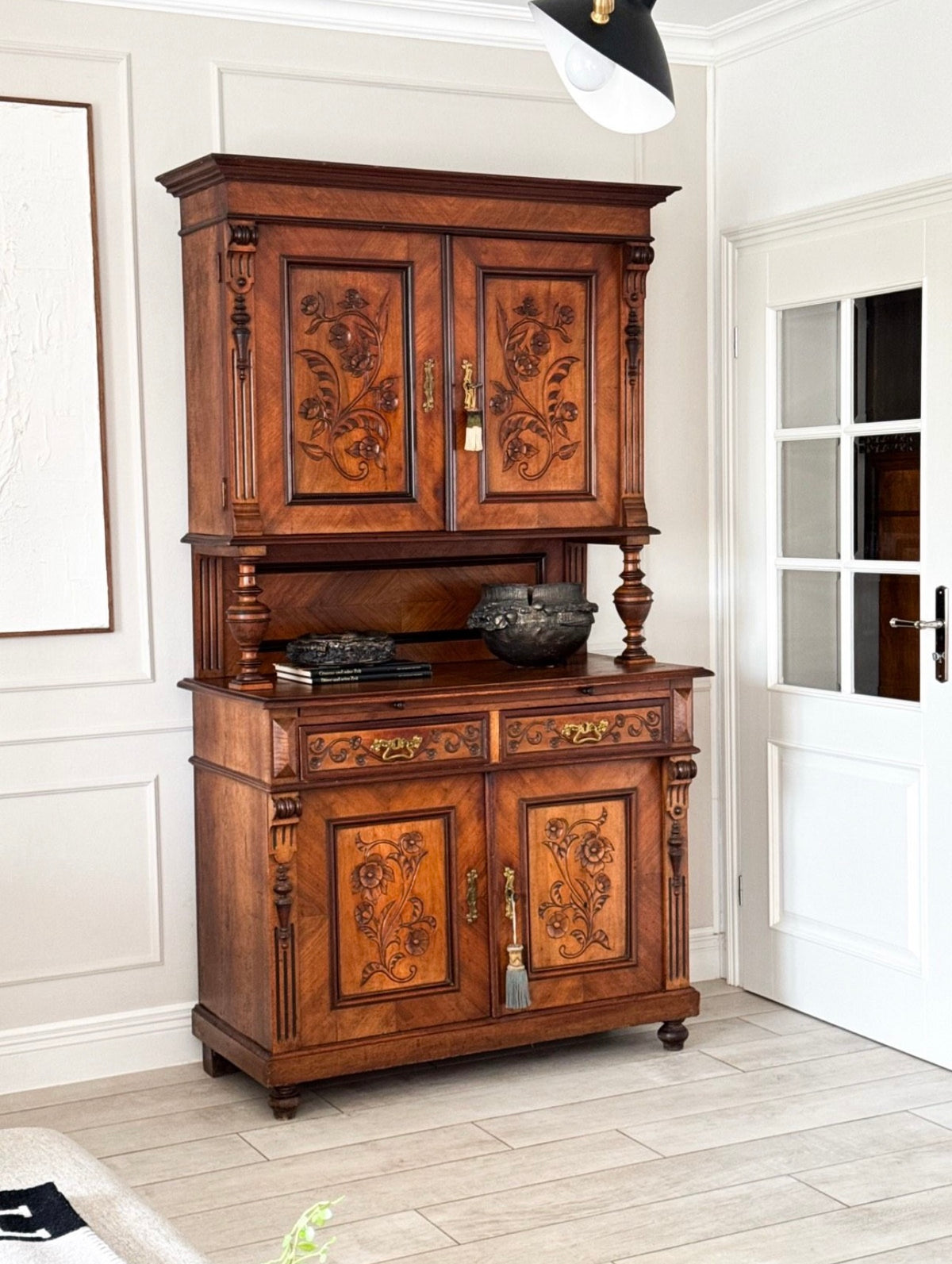 ANTIKER JUGENDSTIL BUFFETSCHRANK IN NUSSBAUM