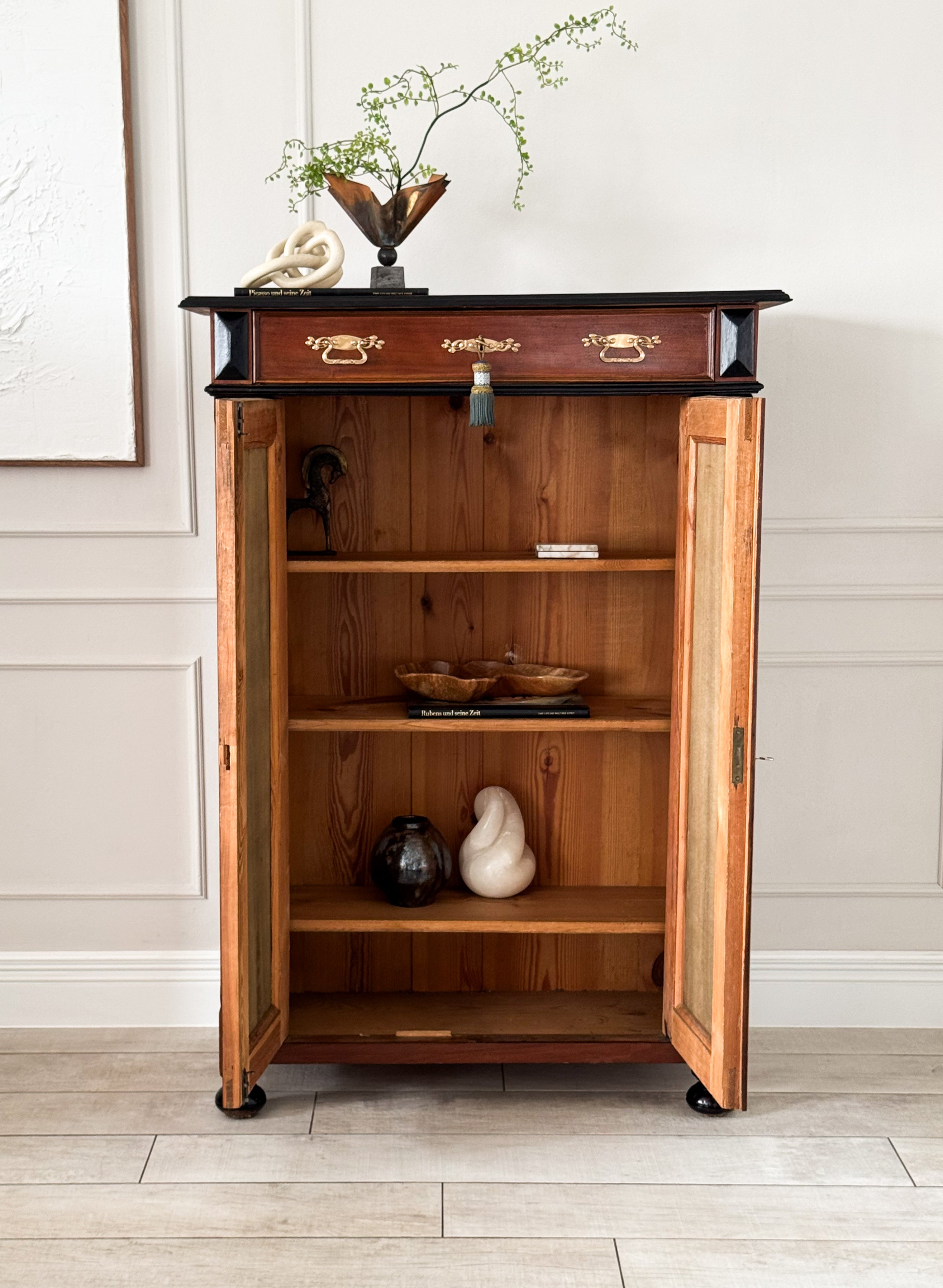 ANTIKER VERTIKOSCHRANK IN NUSSBAUM GRÜNDERZEIT