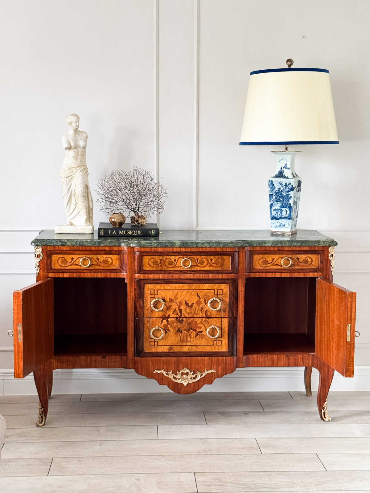 ANTIKES FRANZÖSISCHES SIDEBOARD MIT MARKETERIE UND MARMORPLATTE