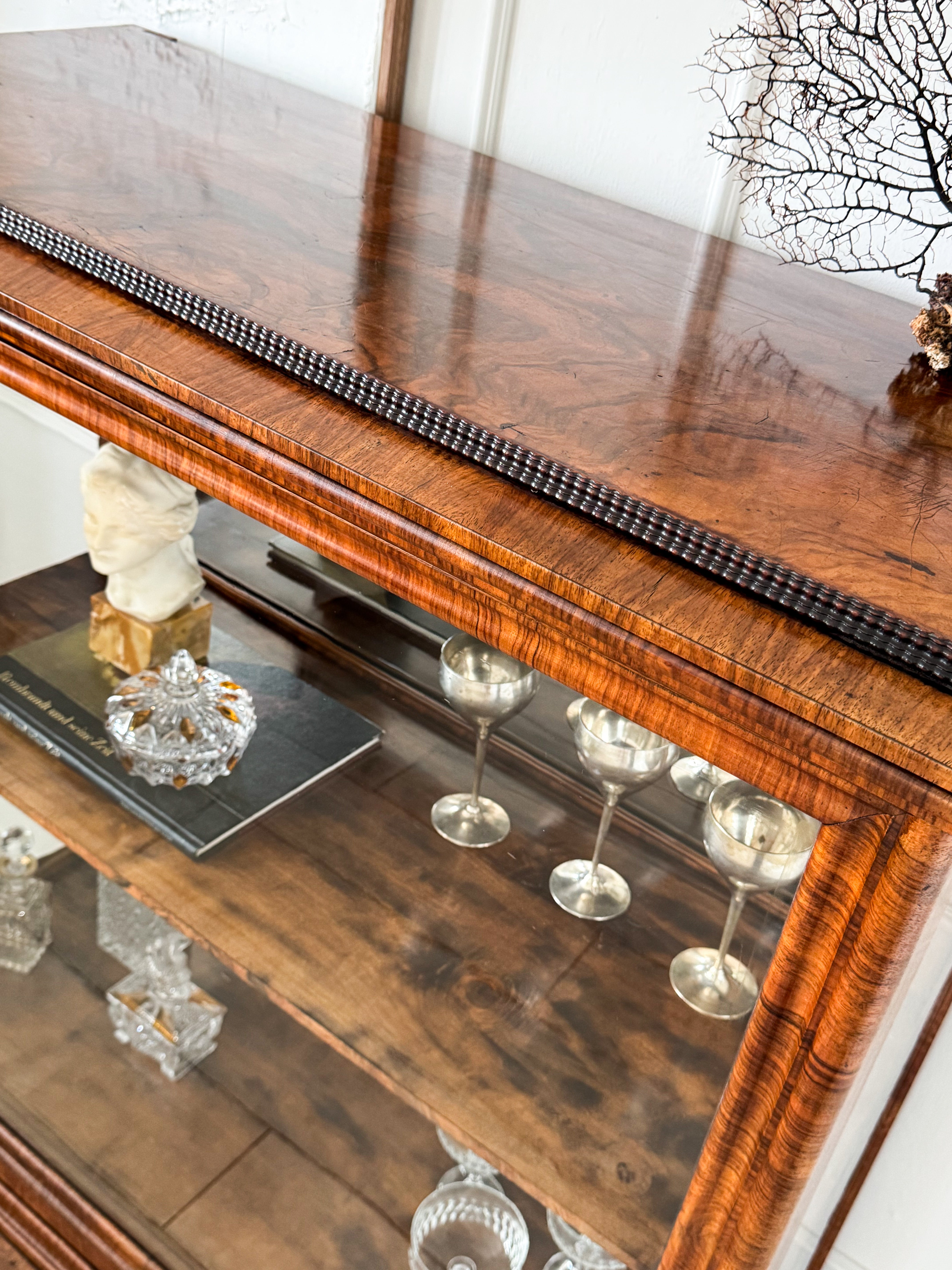 EDLER ANTIQUE BIEDERMEIER DISPLAY CABINET IN WALNUT 