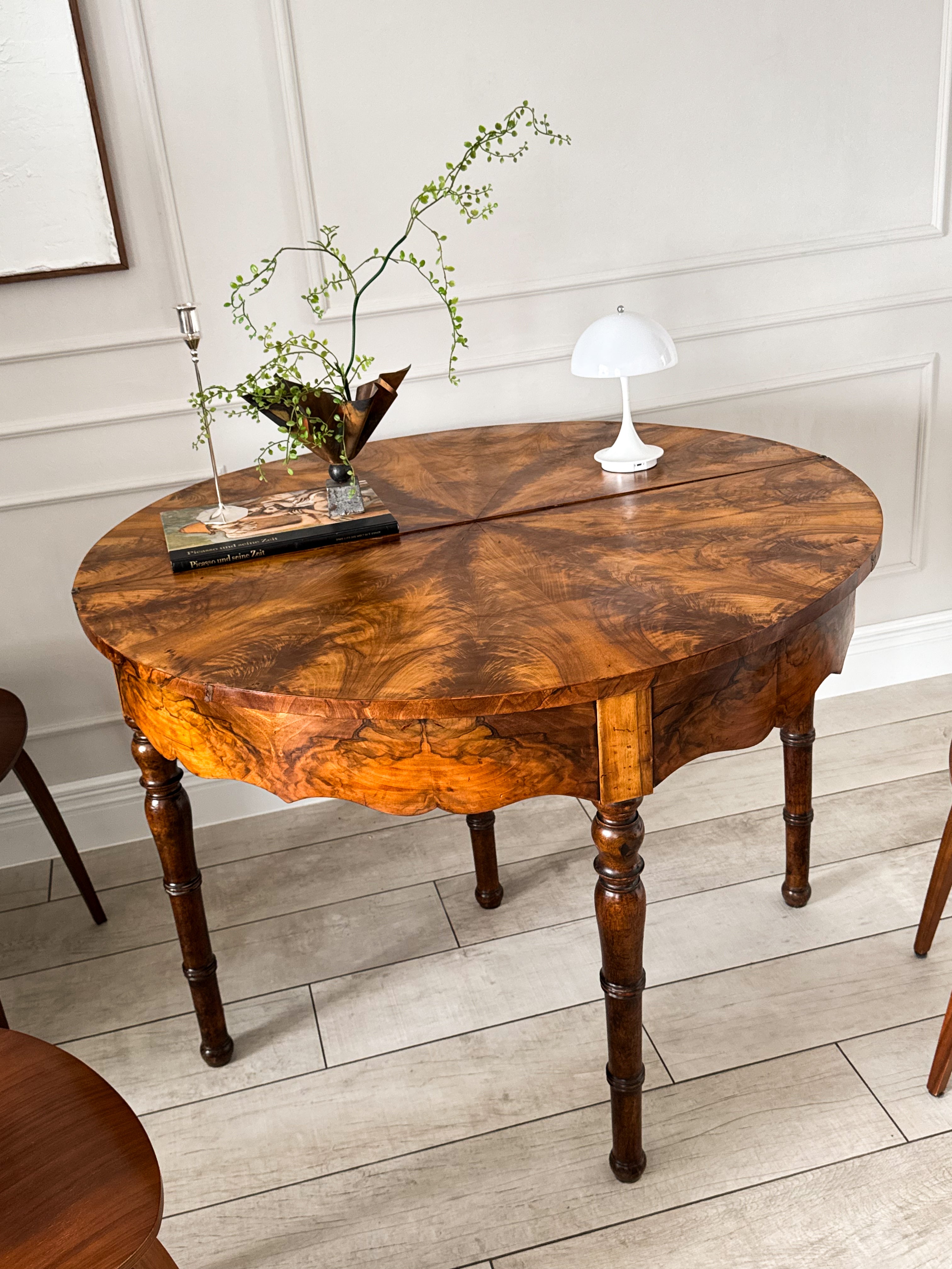 ANTIKER DEMI LUNE TISCH NUSSBAUM MIT SCHÖNER MASERUNG