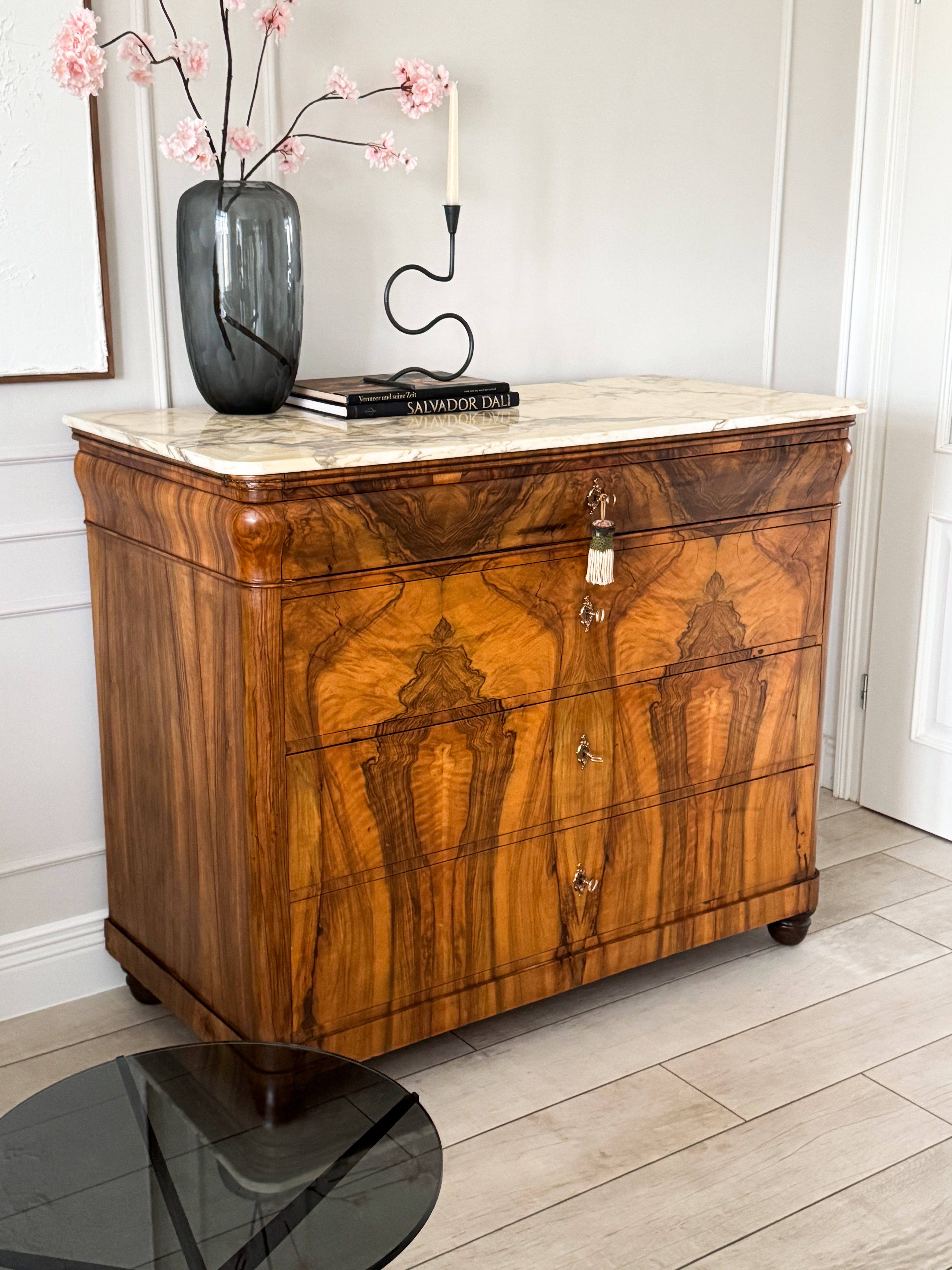 ANTIKE BIEDERMEIER KOMMODE MIT MARMORPLATTE NUSSBAUM SCHÖNE MASERUNG