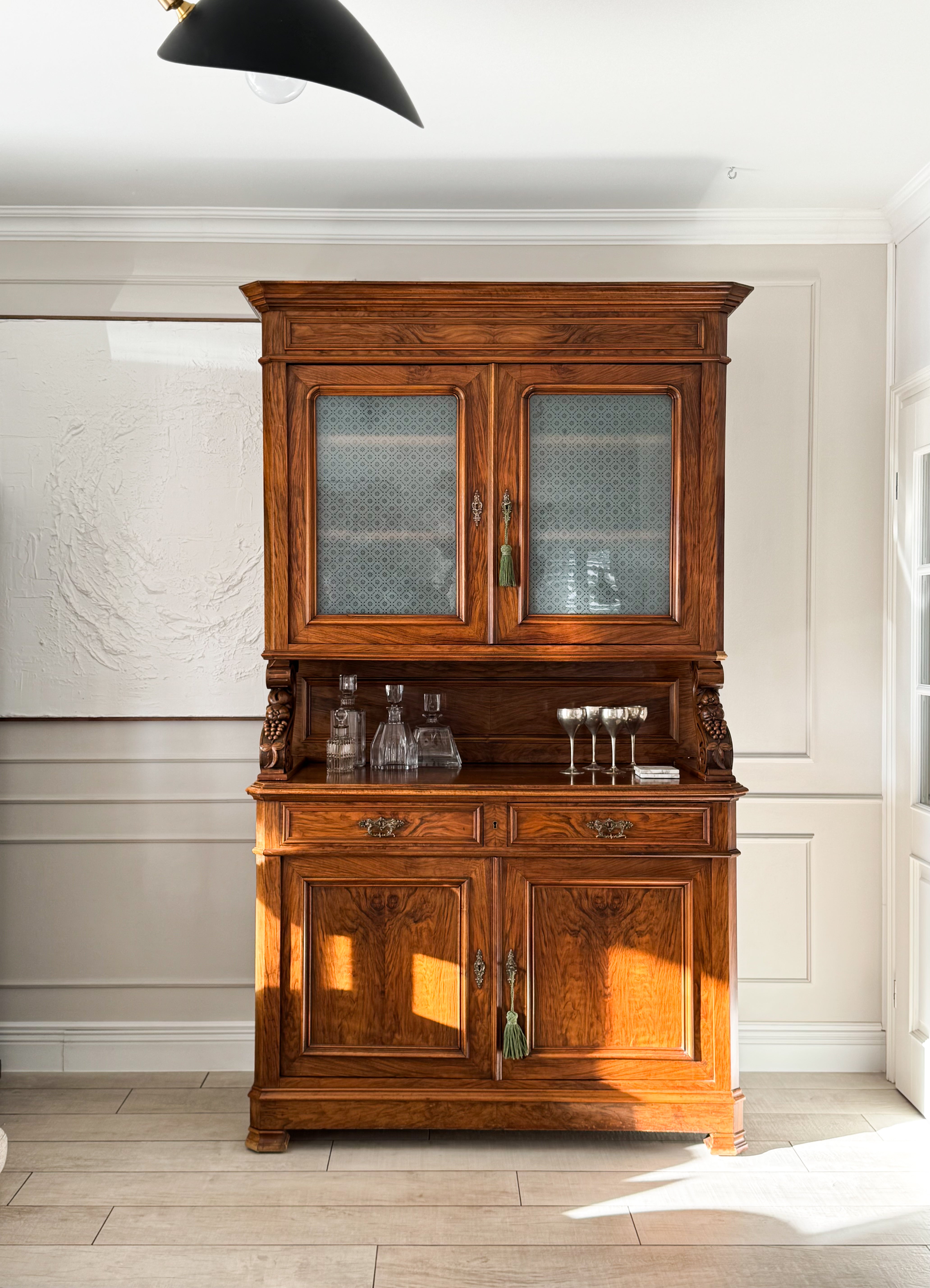 ANTIKER FRANZÖSISCHER BUFFETSCHRANK AUS NUSSBAUM