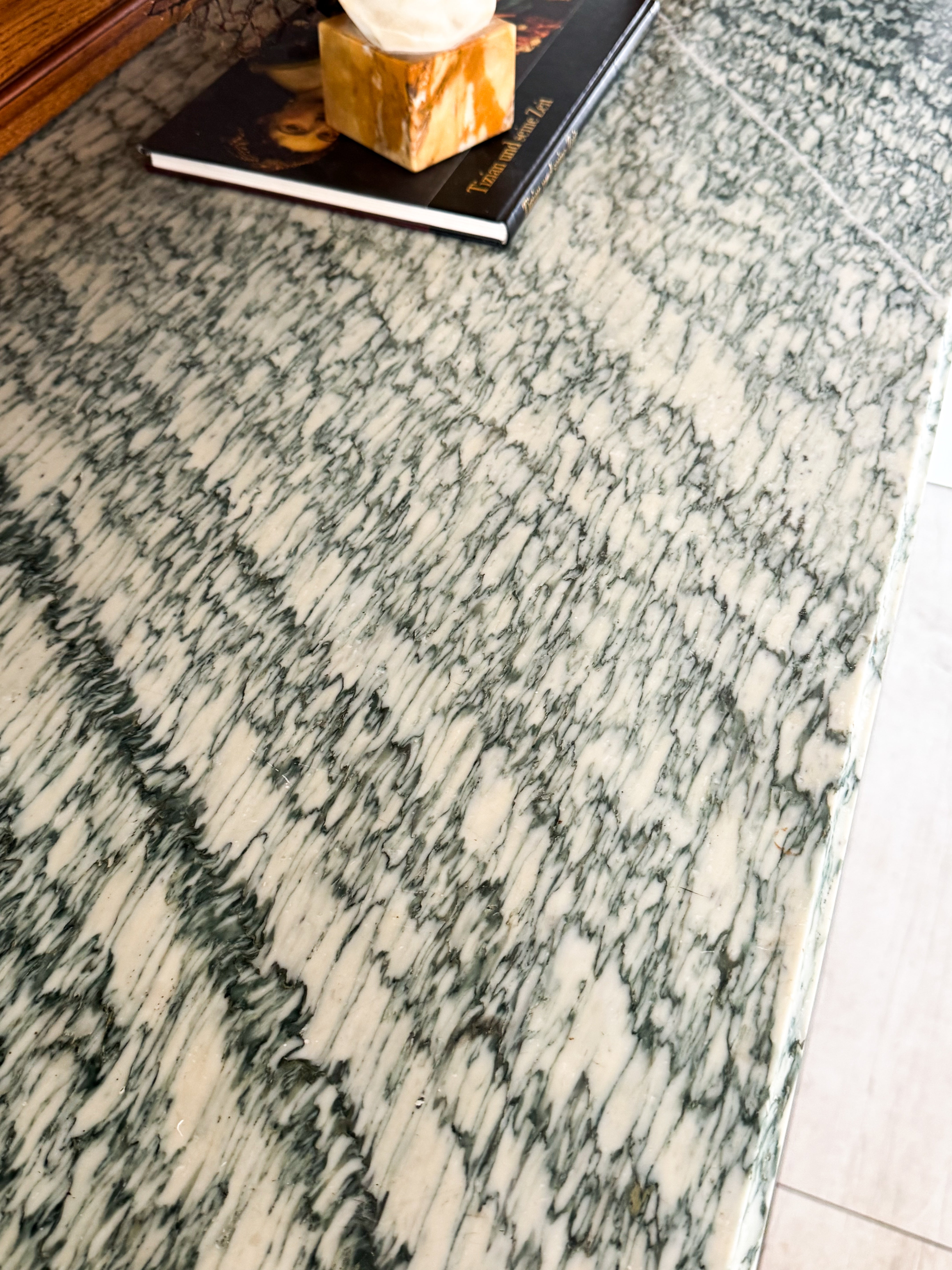 ANTIKER FRANZÖSISCHER BUFFETSCHRANK MIT MARMORPLATTE