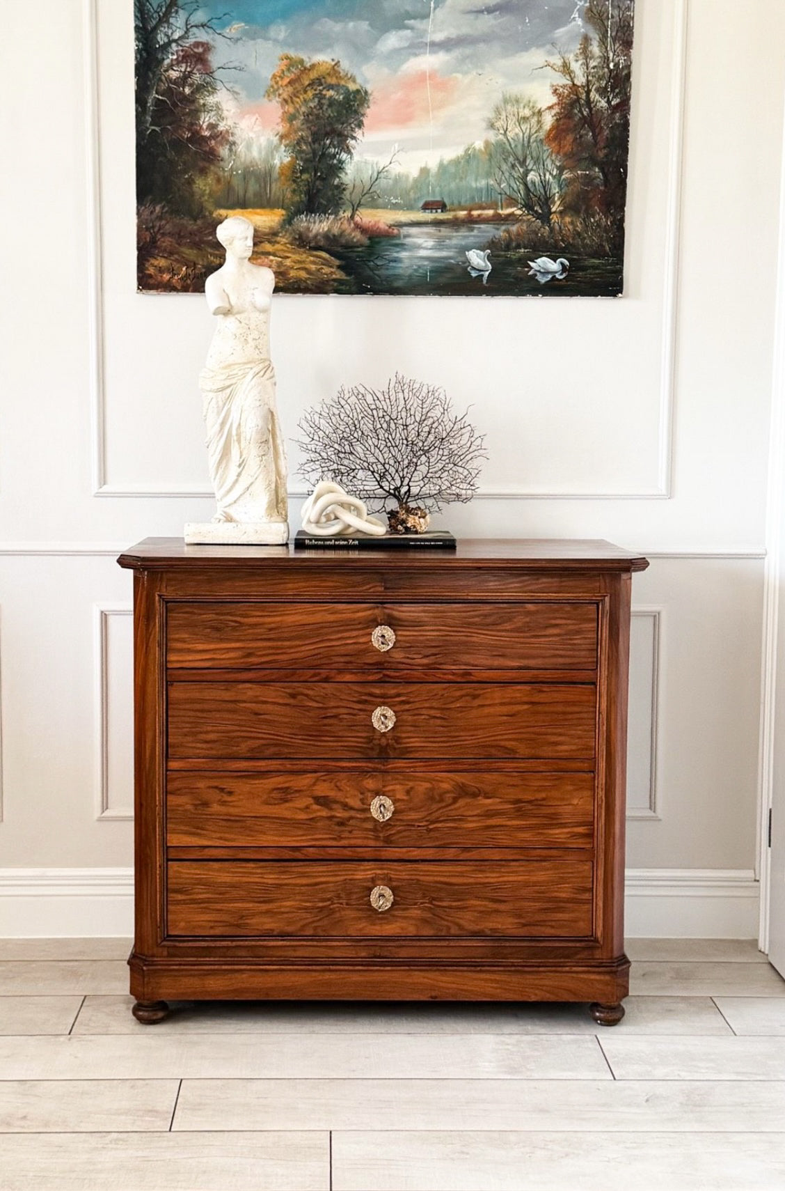 ANTIQUE BEAUTIFUL CHEST OF DRAWERS MADE OF WALNUT