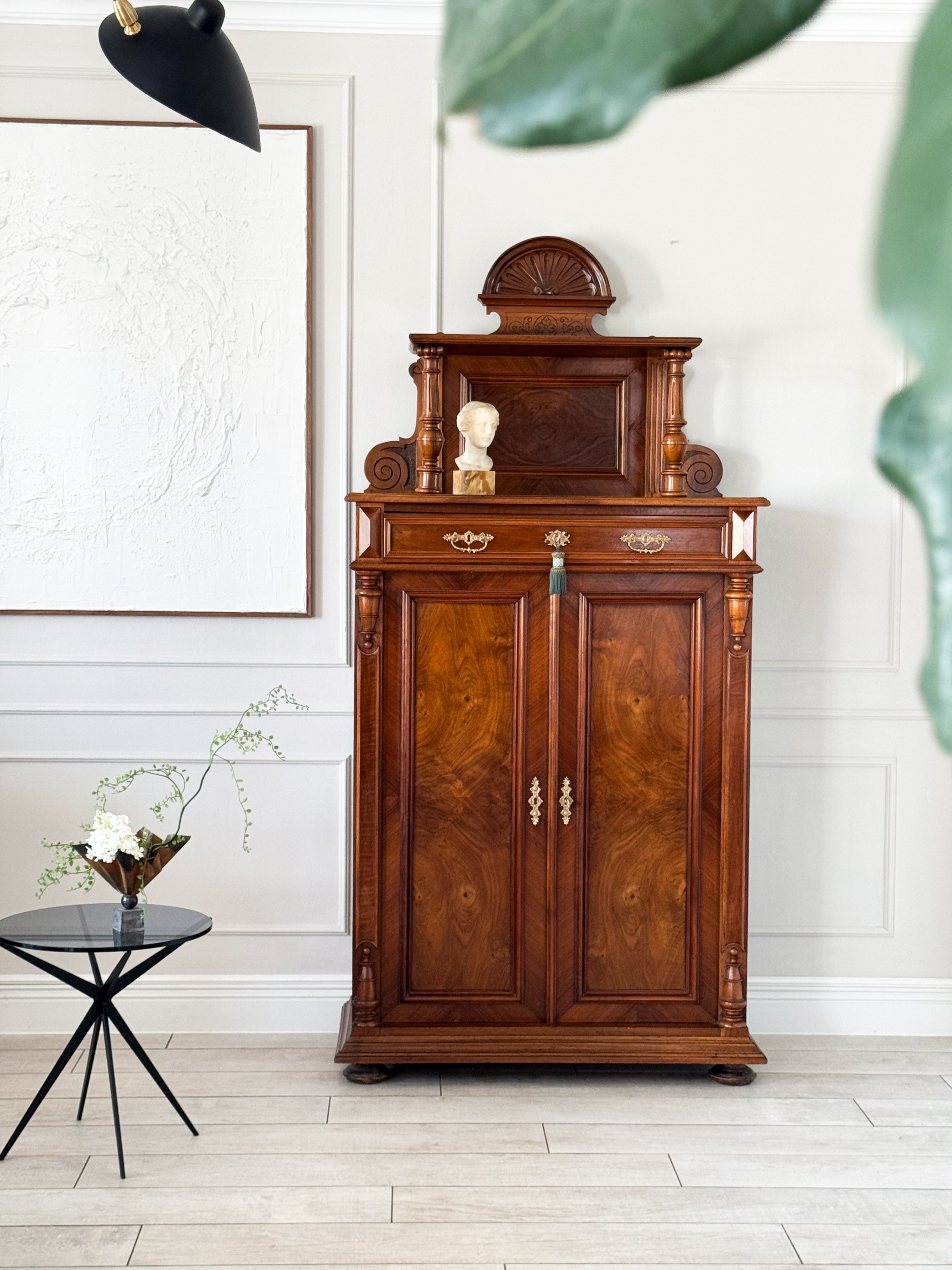ELEGANTER ANTIKER VERTIKOSCHRANK IN NUSSBAUM GRÜNDERZEIT